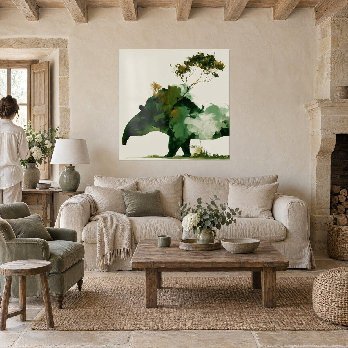 Schilderij smaragdgroene tapir met een gouden boom op de rug, twee personen van achteren, stenen muren, boven een bank in een lichte woonkamer