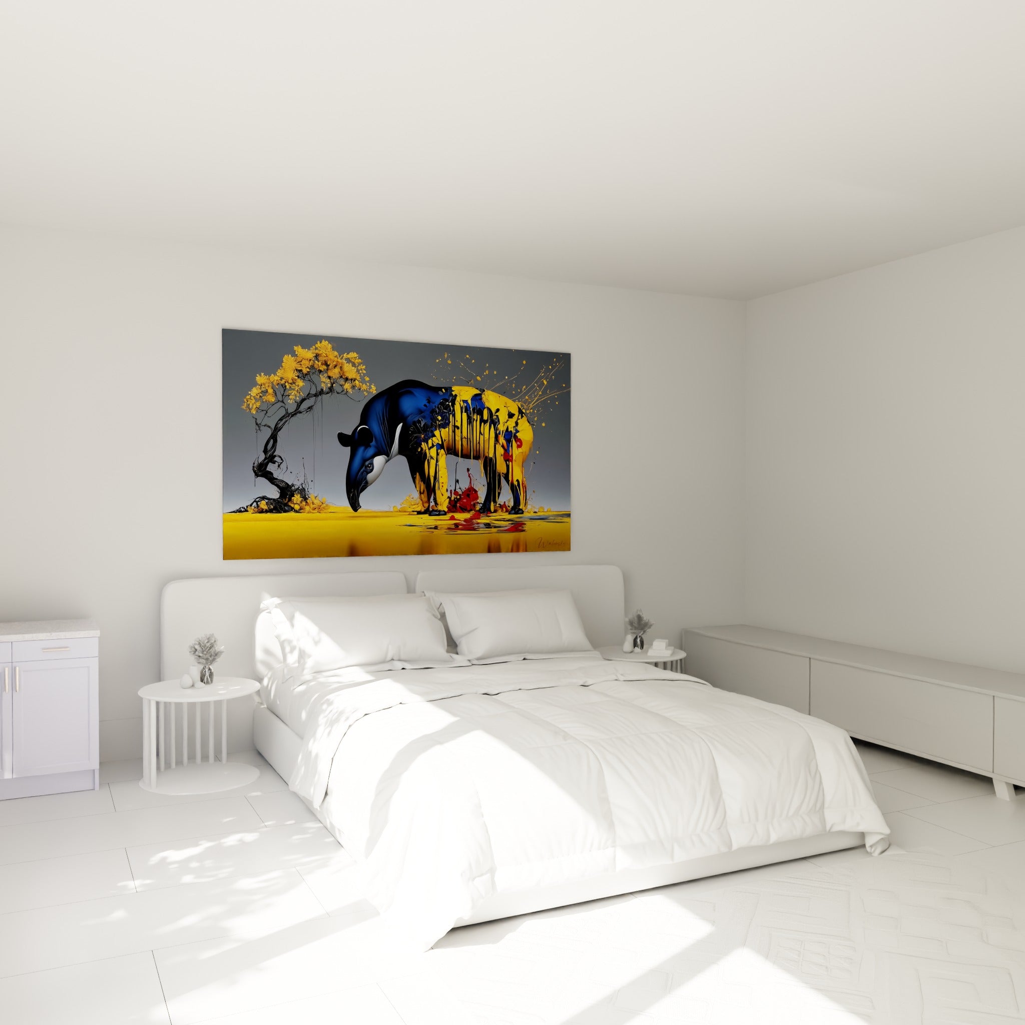 Silhouette d'un tapir doré et bleu marine ruisselant, accrochée au-dessus d'un lit dans une chambre claire