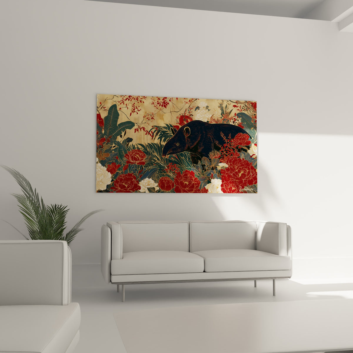 Scène florale rouge et dorée avec tapir bleu marine, disposée au-dessus d'un canapé dans un salon lumineux