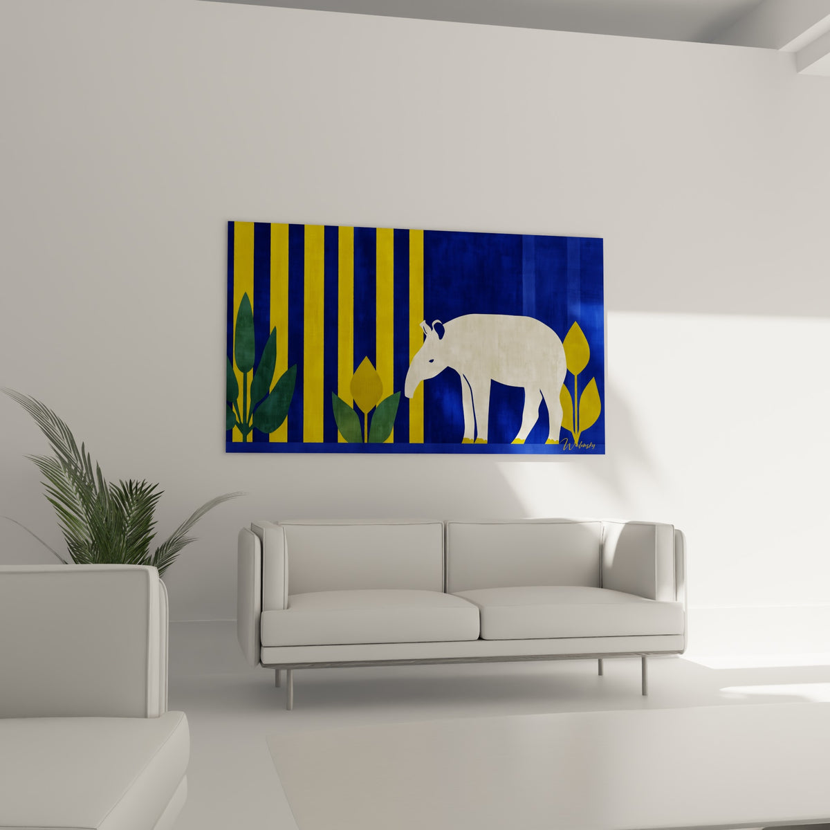Animal tapir aux teintes crème et bleu marine, disposé au-dessus d'un canapé dans un salon lumineux