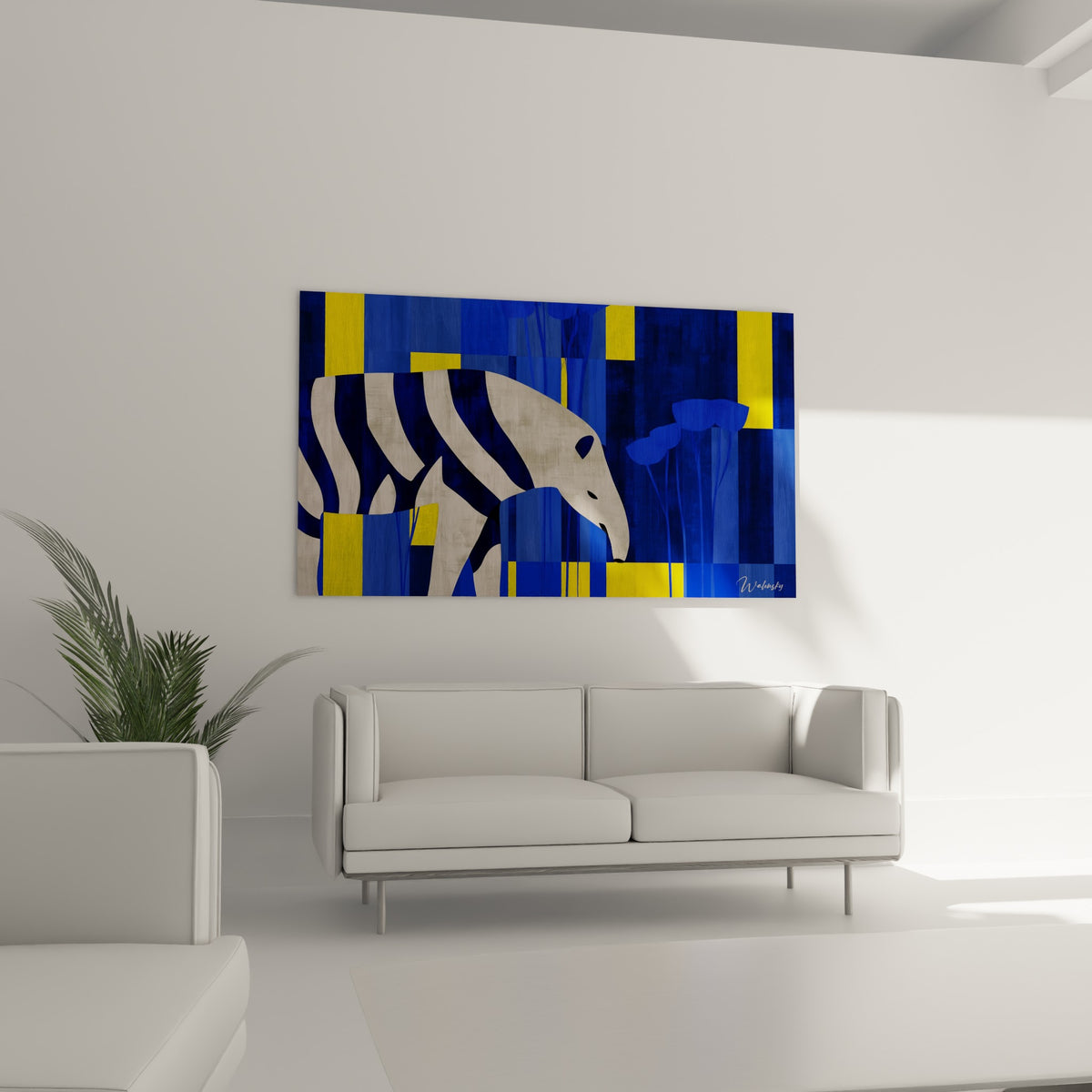 Animal graphique aux rayures blanches et bleu nuit accroché au-dessus d'un canapé dans un salon lumineux
