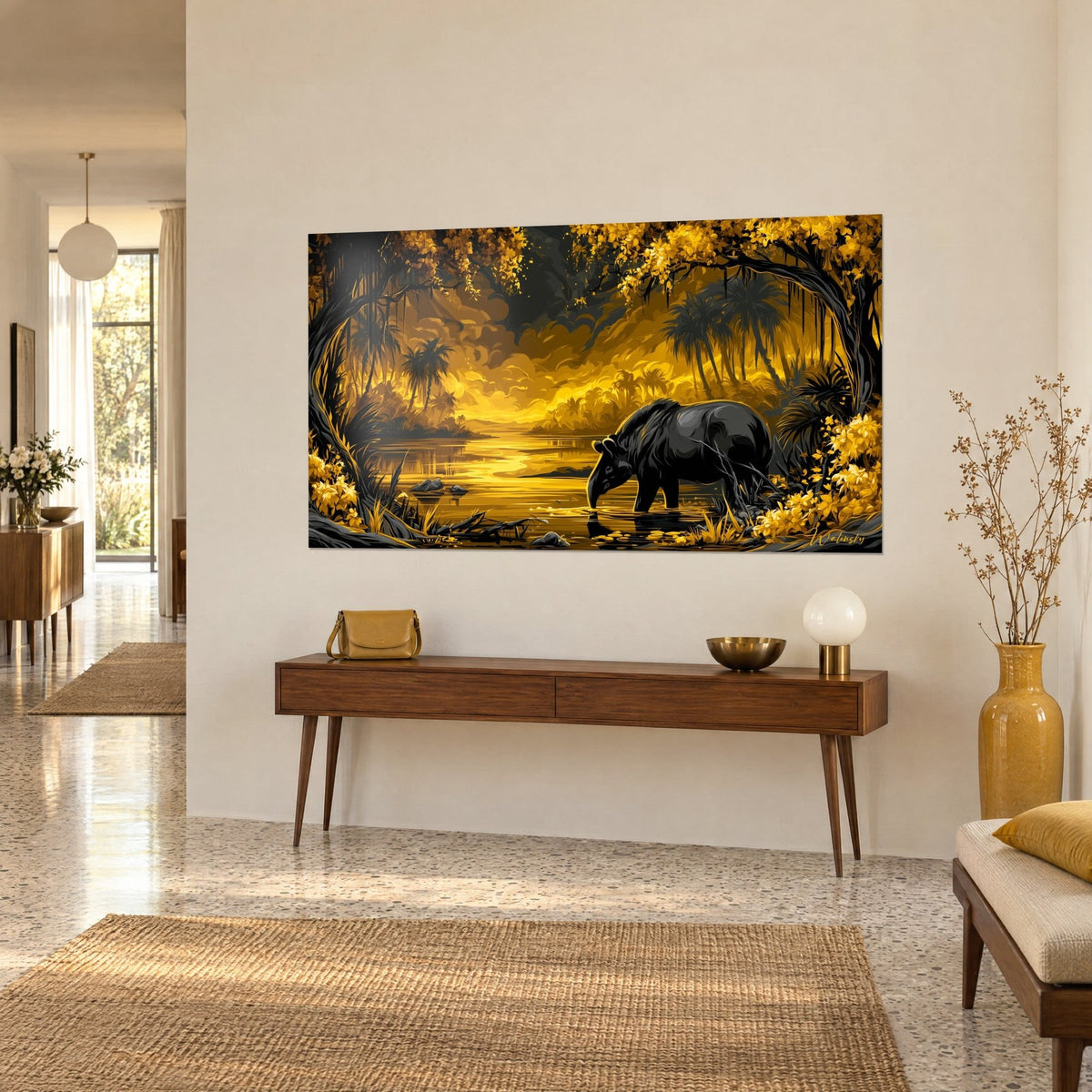 Schilderij donker dier dat over het water buigt, oker palmbomen en goudgele weerspiegelingen, aan een beige muur boven een houten console