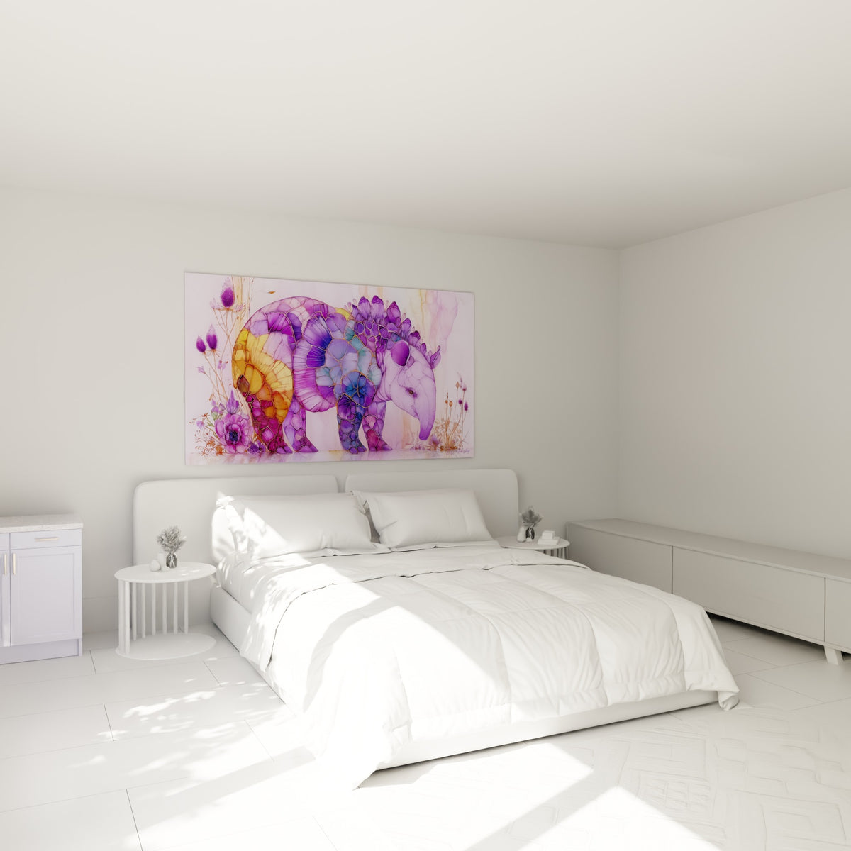 Silhouette de tapir violet et ambré, motifs en mosaïque, au-dessus d'un lit dans une chambre claire