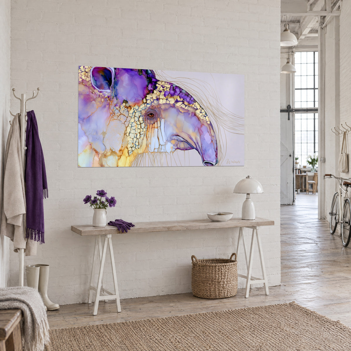 Tableau profil de tapir aux nuances violettes et ambrées, œil brun cerné d'or, sur un mur blanc près d'une console en bois