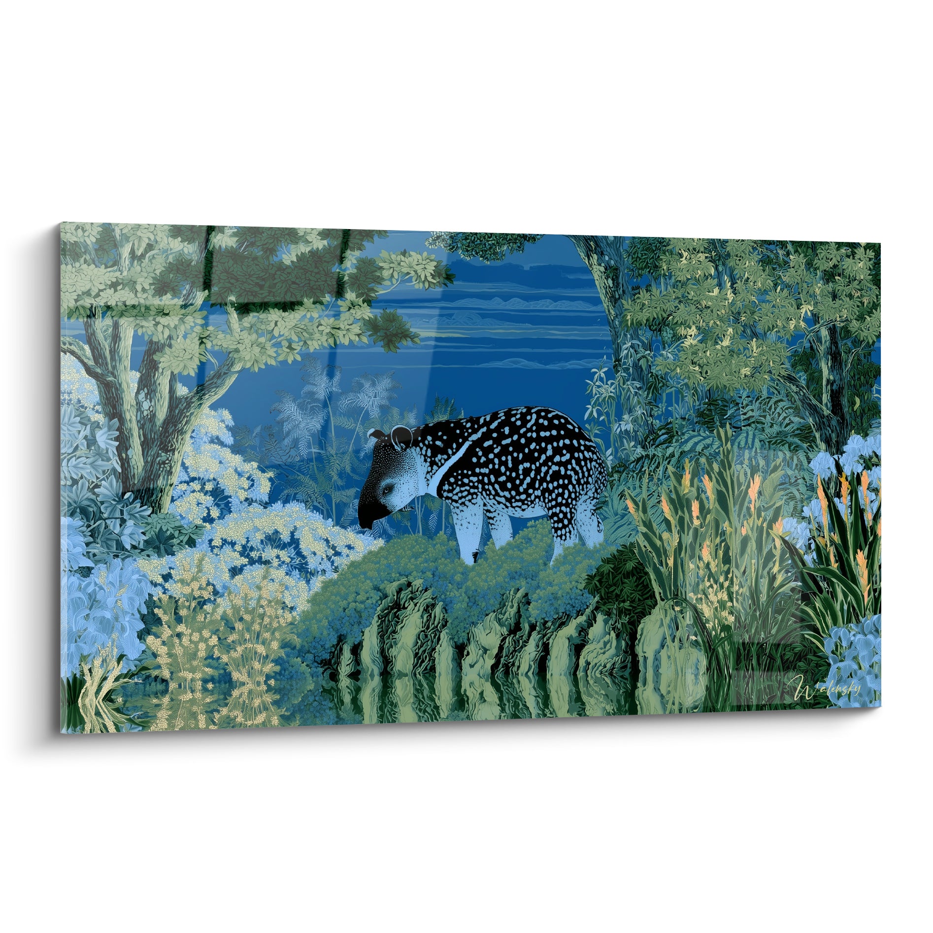 Tapir moucheté noir et bleu avançant dans une jungle dense aux tons verts et bleu marine
