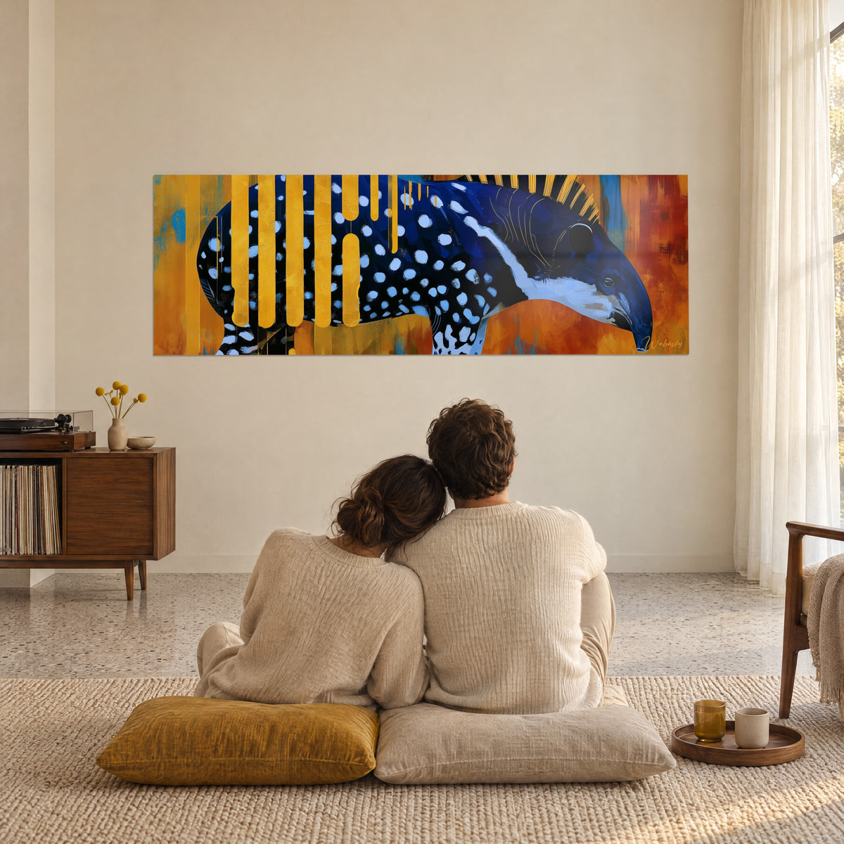 Gemälde Porträt eines indigoblauen Tapirs mit weißen Punkten, goldgelbe Streifen und orangefarbener Hintergrund, gegenüber einem Paar, das von hinten auf Kissen sitzt