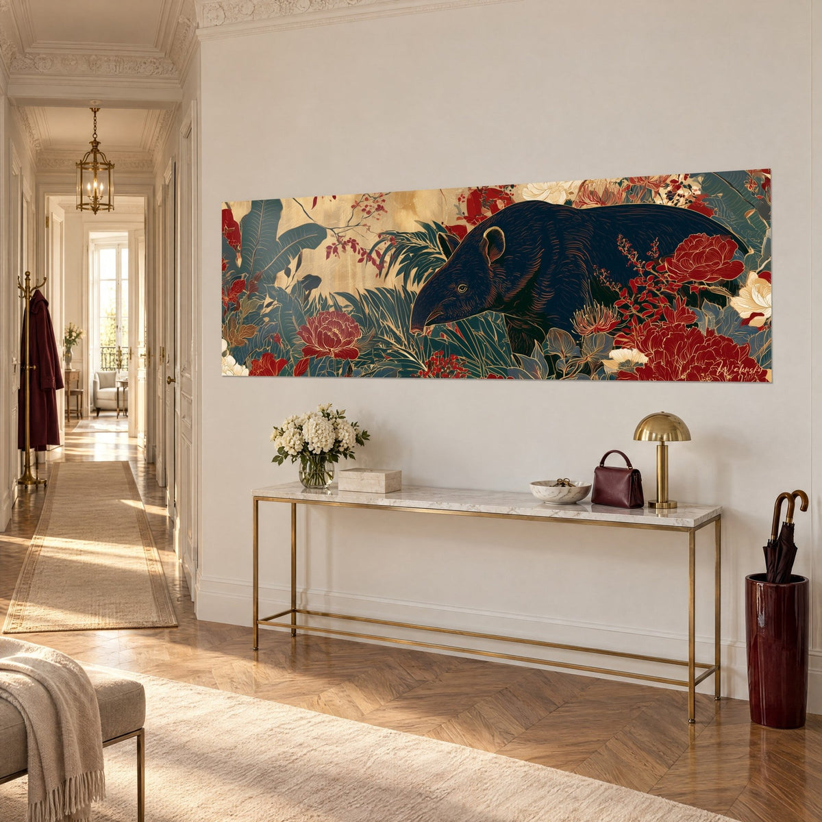 Schilderij van een dier met langwerpige snuit, indigokleurige vacht met gouden accenten, dennengroen gebladerte en karmijnrode bloemen op een crèmekleurige Haussmann-muur