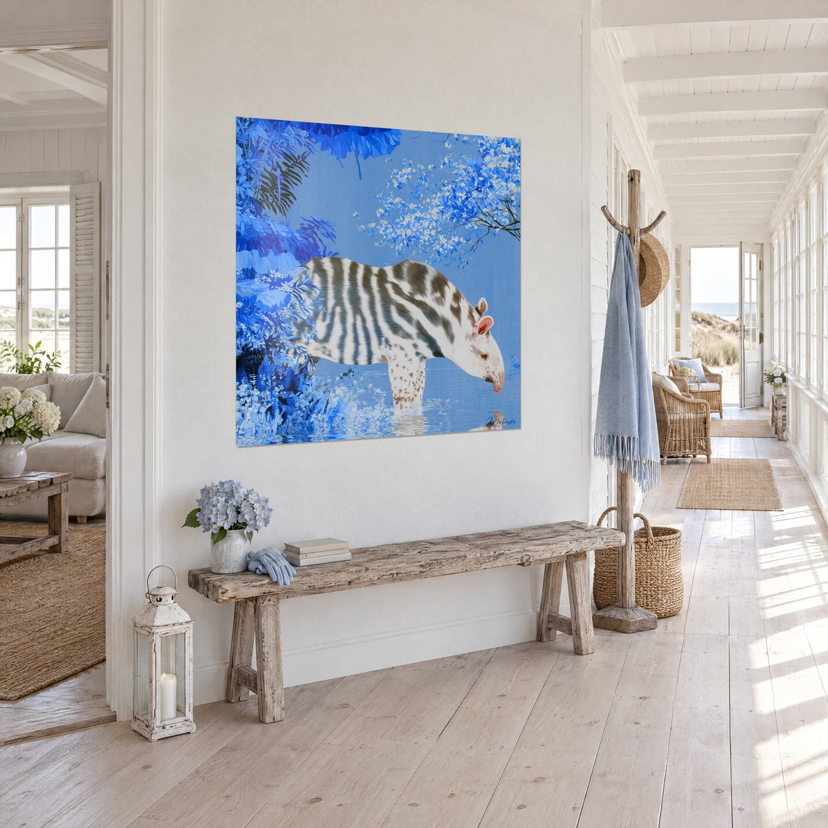 Gemälde gestreiftes Säugetier, das die Schnauze zum Wasser senkt, Blattwerk in Kobaltblau und blassem Himmelblau, an der Wand eines lichtdurchfluteten Flurs am Meer