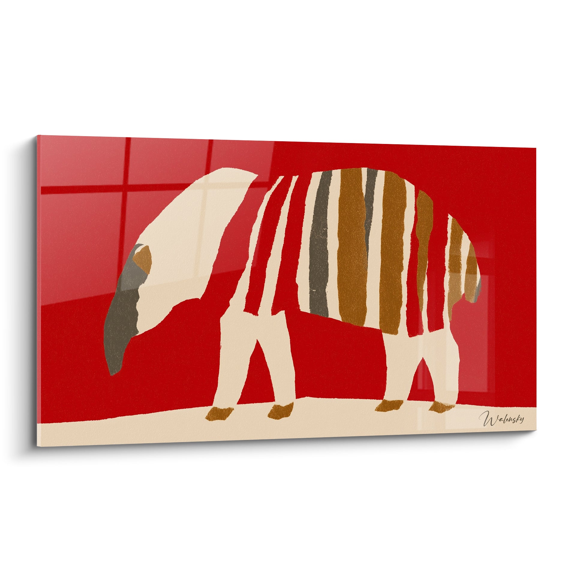 Tapir rouge et ocre en marche, museau baissé, bandes anthracite et beige sur fond rouge vif