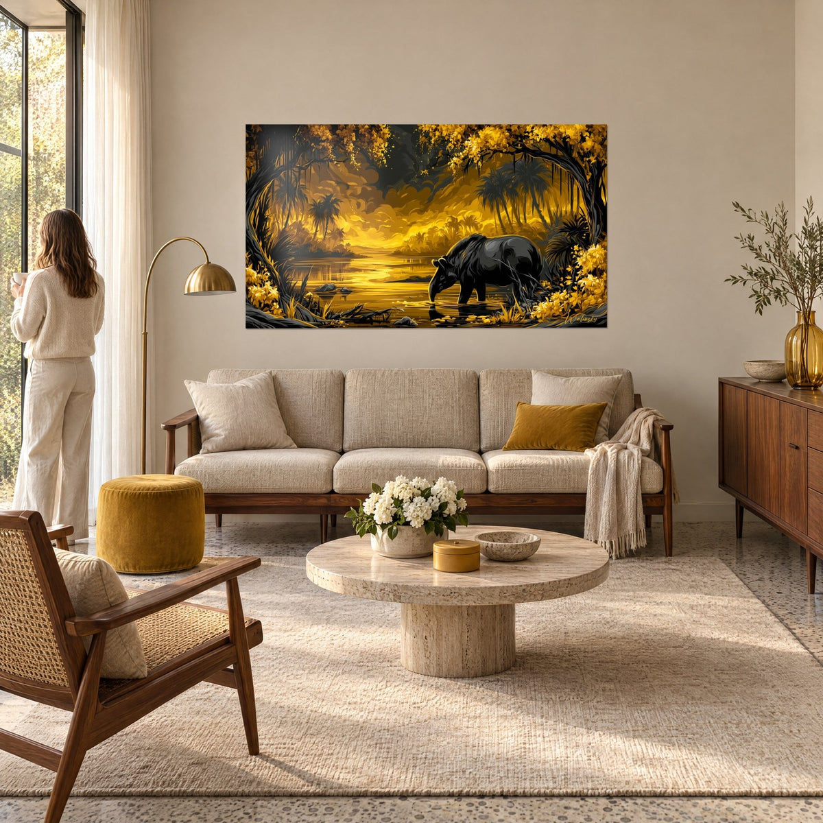 Schilderij zwarte tapir die drinkt uit een gouden rivier, geel gebladerte en amberkleurige lucht, boven een bank in een lichte woonkamer