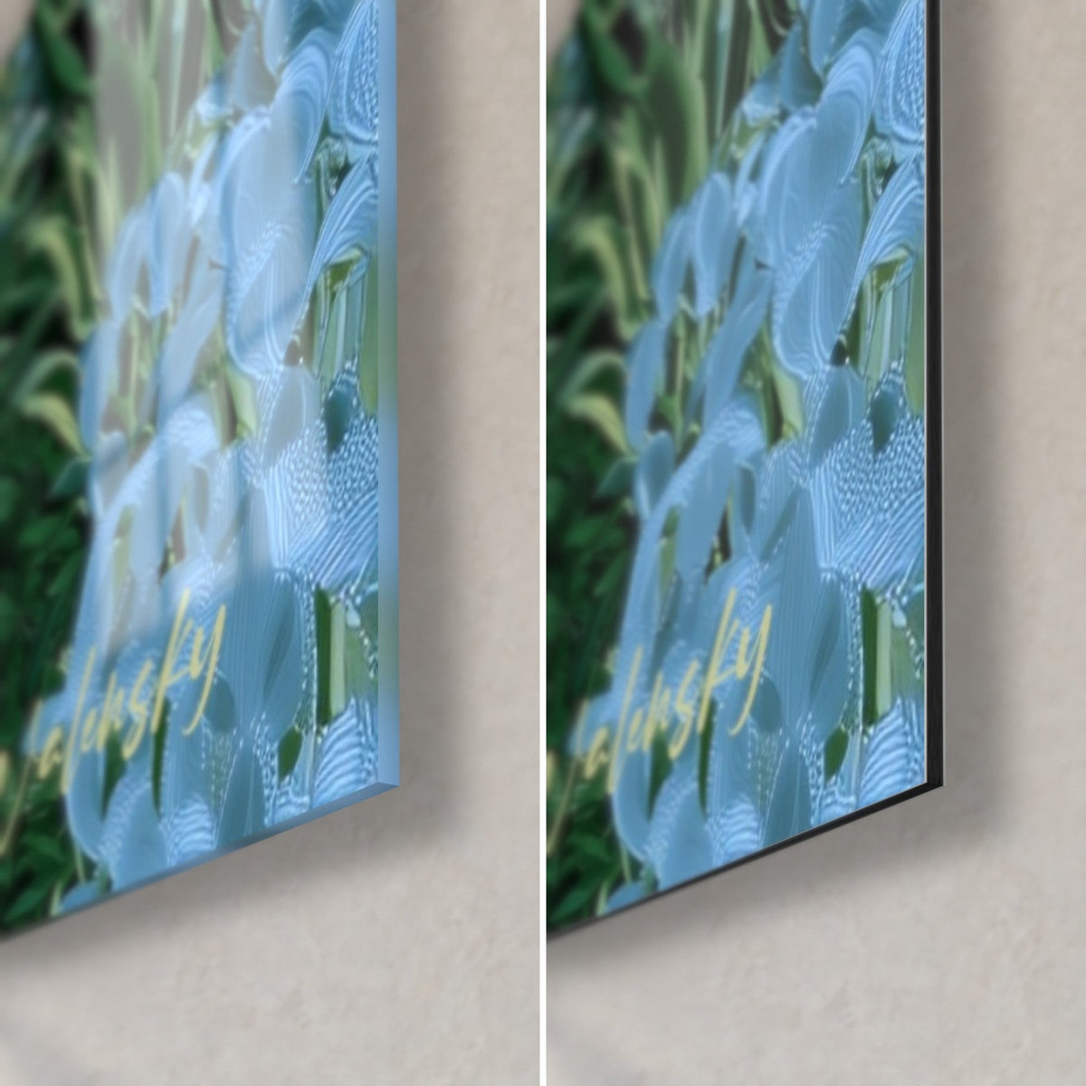 Cuadro tapir de pelaje azul cielo y negro, esquina inferior derecha: flores azul pálido sobre cristal brillante a la izquierda, Dibond mate a la derecha