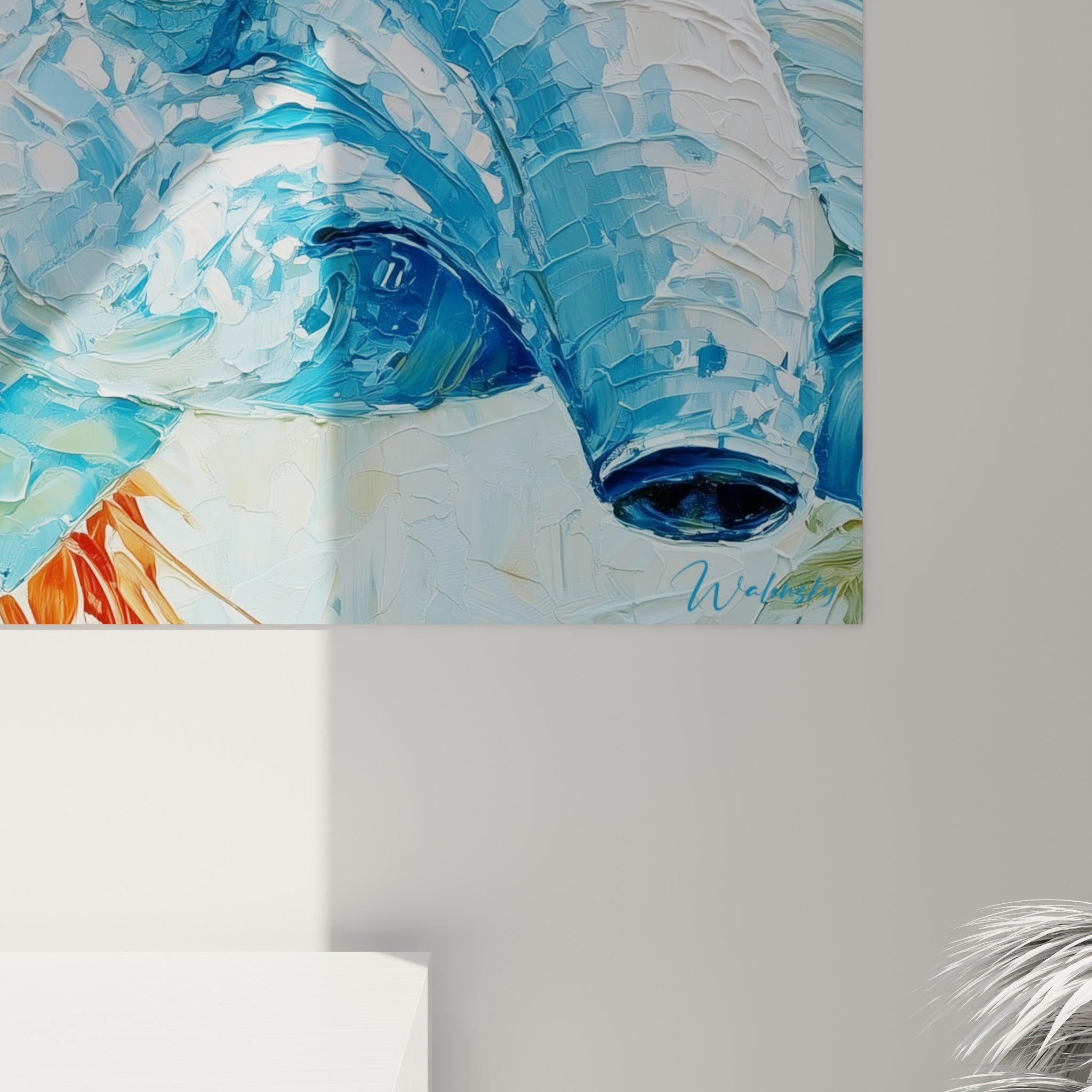 Empâtements épais bleu marine et blanc se croisant, matière relevée au couteau, éclat orangé discret
