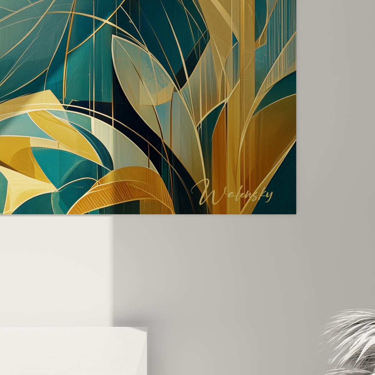 Détail des lignes gravées dorées et des textures bleu sarcelle sur la toile du tapir accrochée