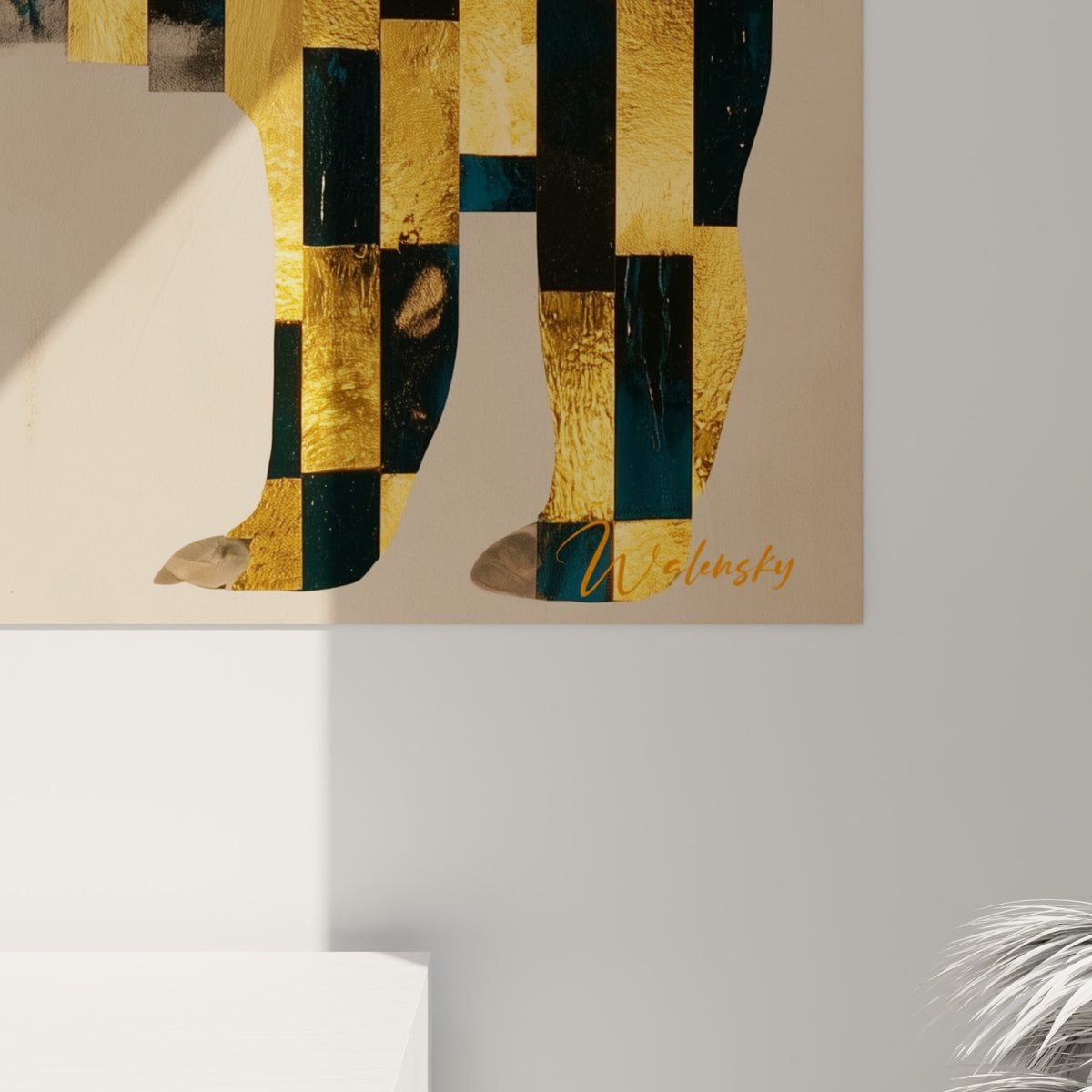 Détail des carreaux dorés et bleu marine du tapir, textures métalliques et grain marbré visibles de près