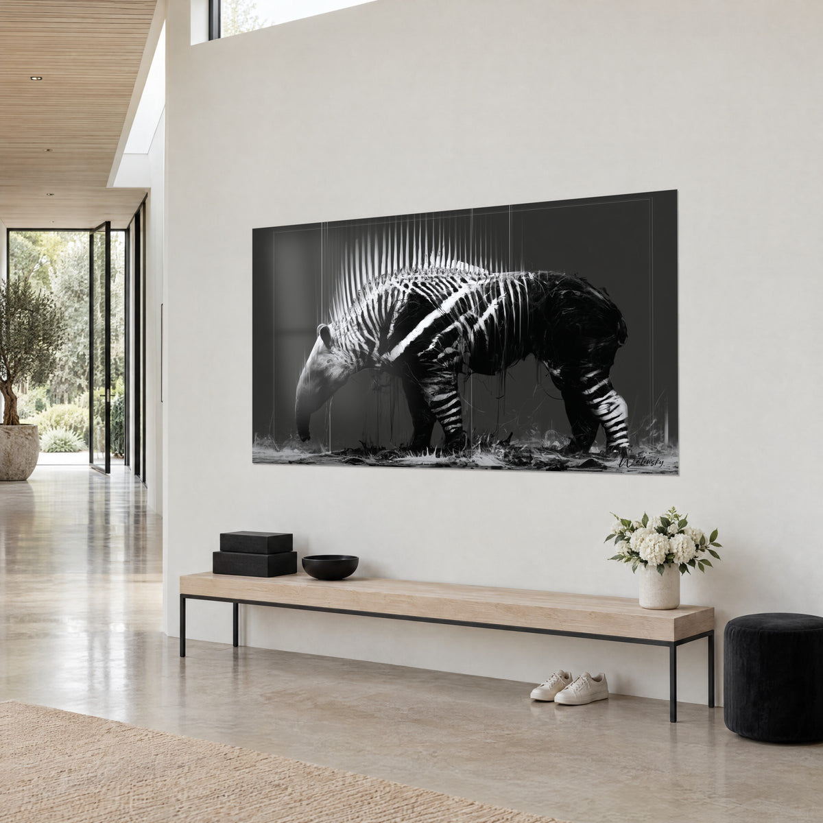 Tableau silhouette de tapir se dissolvant en traits verticaux blancs sur fond anthracite, vue de trois-quarts sur un mur crème, banc en bois