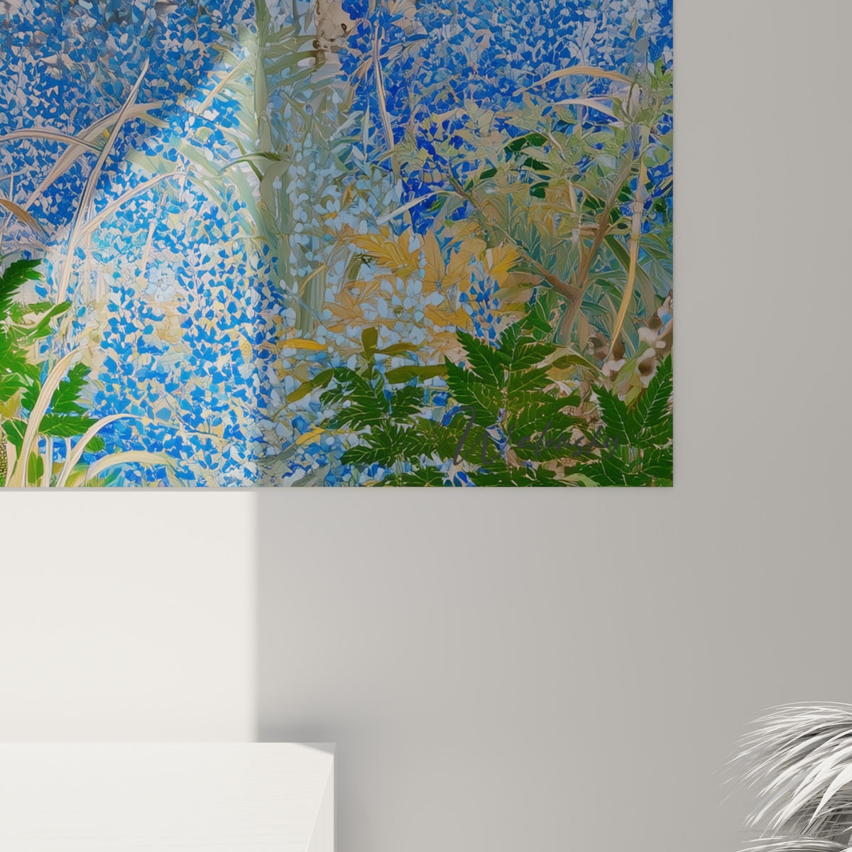 Empâtements blancs sur pelage noir du tapir se mêlant aux touches bleu pastel des fleurs environnantes