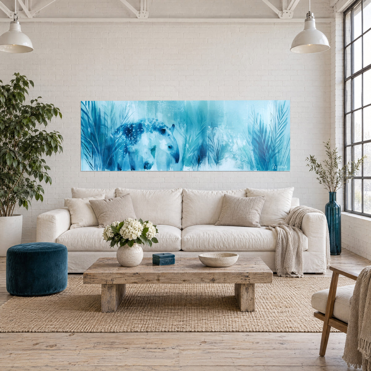 Tableau tapir givré aux taches bleu marine parmi des palmes turquoise, au-dessus d'un canapé dans un salon lumineux