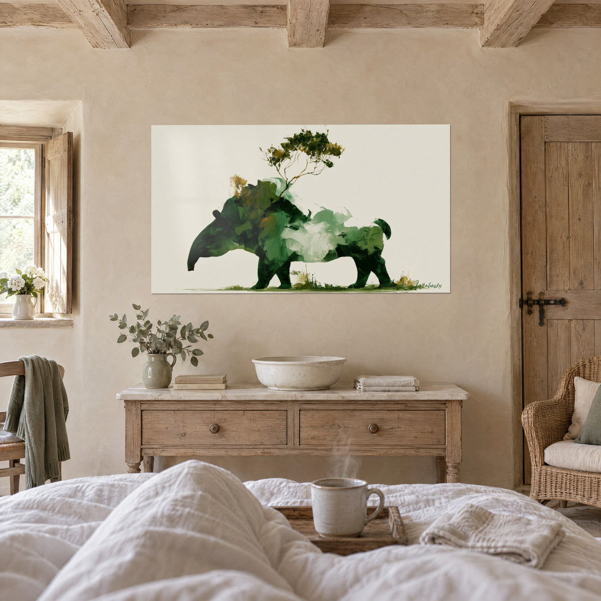 Tableau mammifère herbivore en touches vert forêt et sauge, arbre aux feuilles dorées sur le dos, au-dessus d'un lit dans une chambre claire