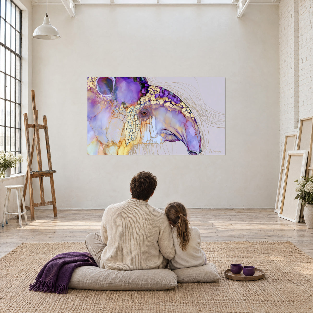 Tableau portrait de tapir aux violets profonds et lueurs jaunes, œil brun, contemplé par un adulte et un enfant de dos