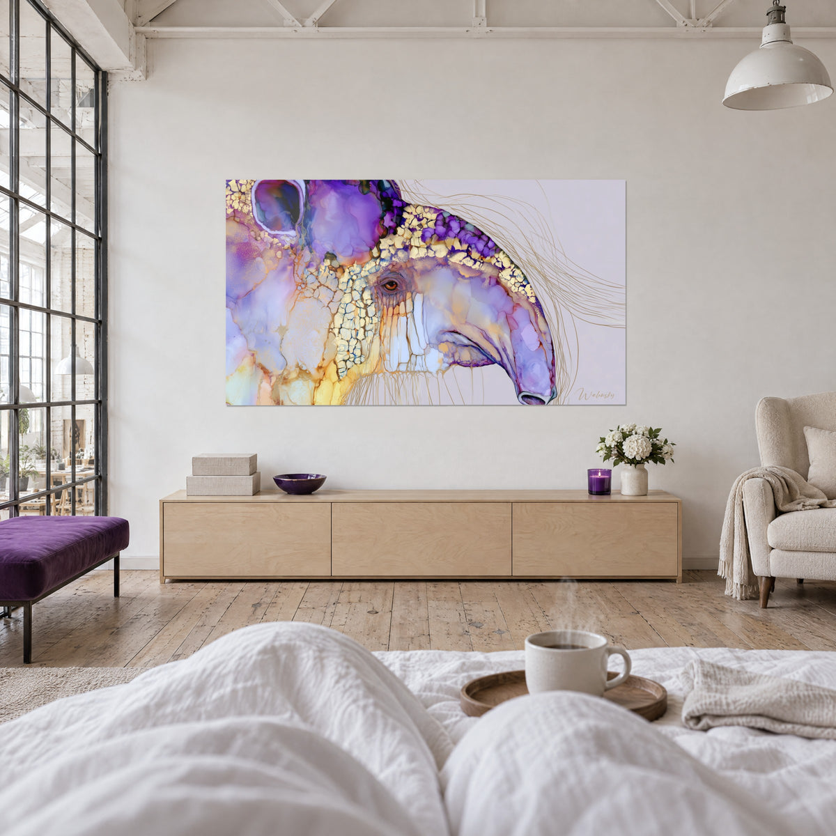 Tableau trompe de tapir violette et dorée, filets de crins fins sur fond lilas, au-dessus d'un lit dans une chambre claire
