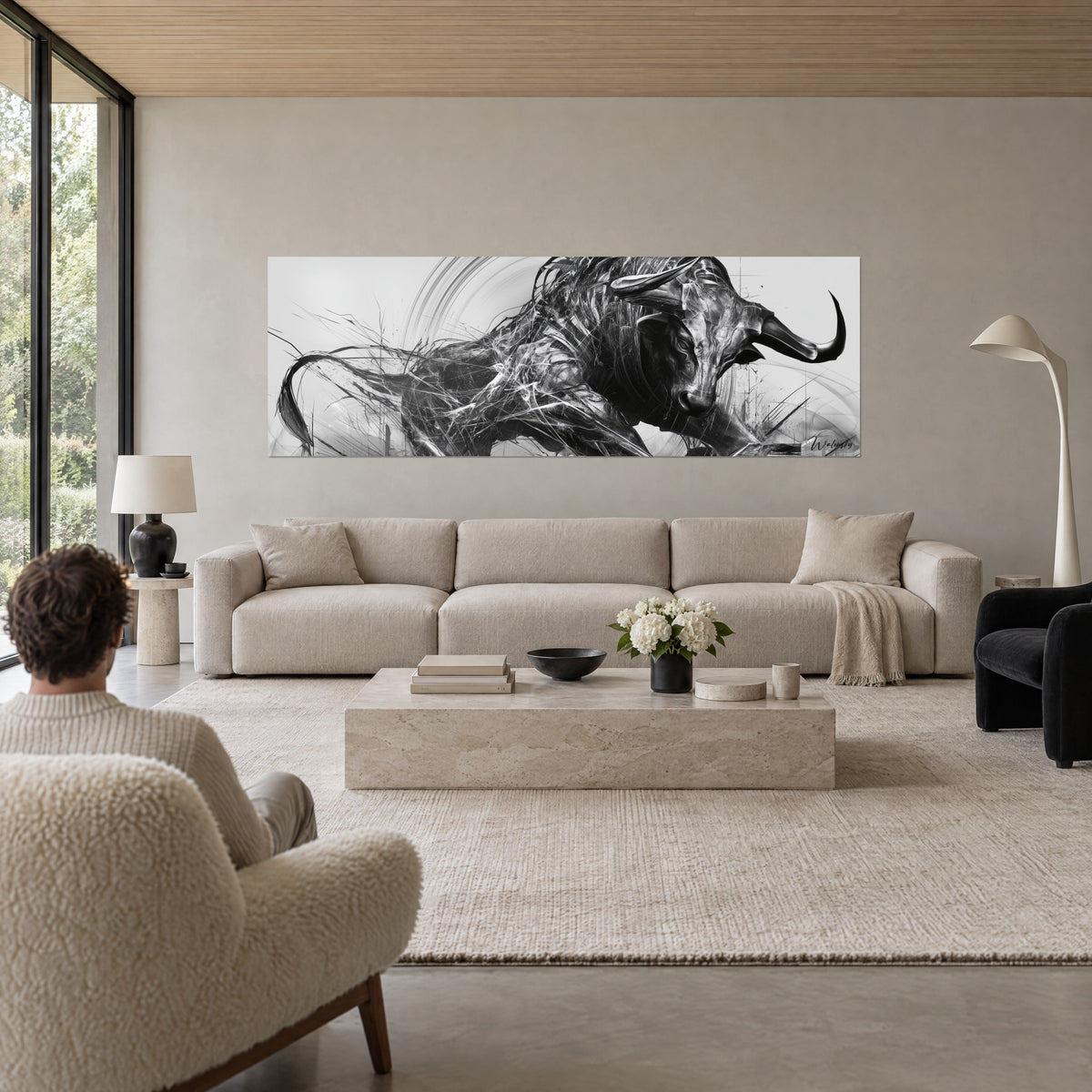 Cuadro de un toro furioso en trazos finos negros y blancos, cuernos curvos, encima de un sofá en un salón luminoso