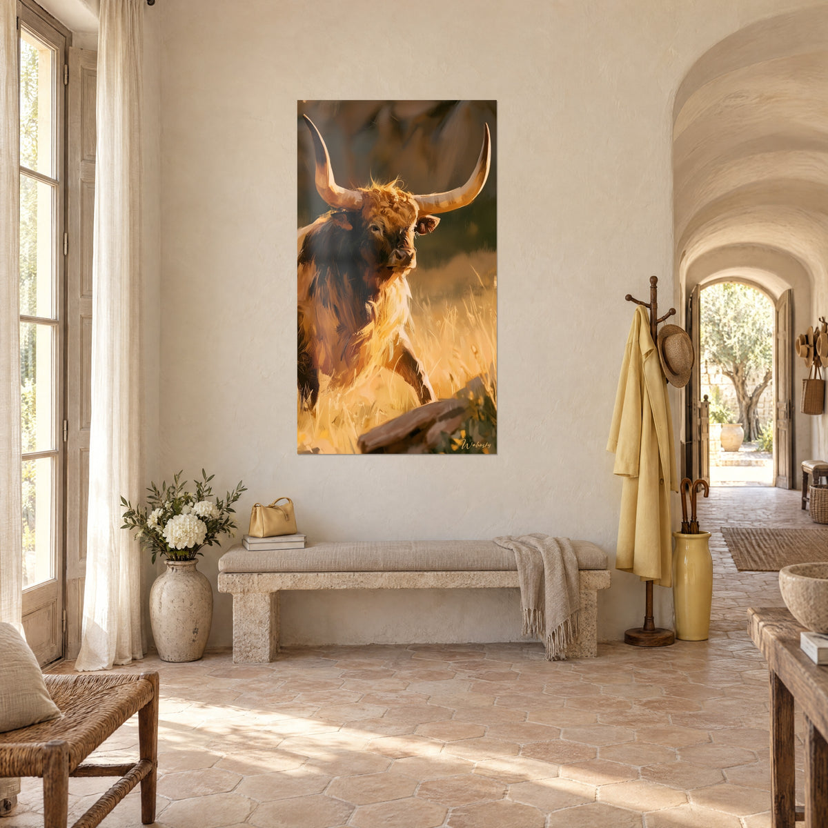 Quadro bovino rossiccio dalle lunghe corna avorio, manto in pennellate ambra e scure, casolare provenzale in vista di tre quarti