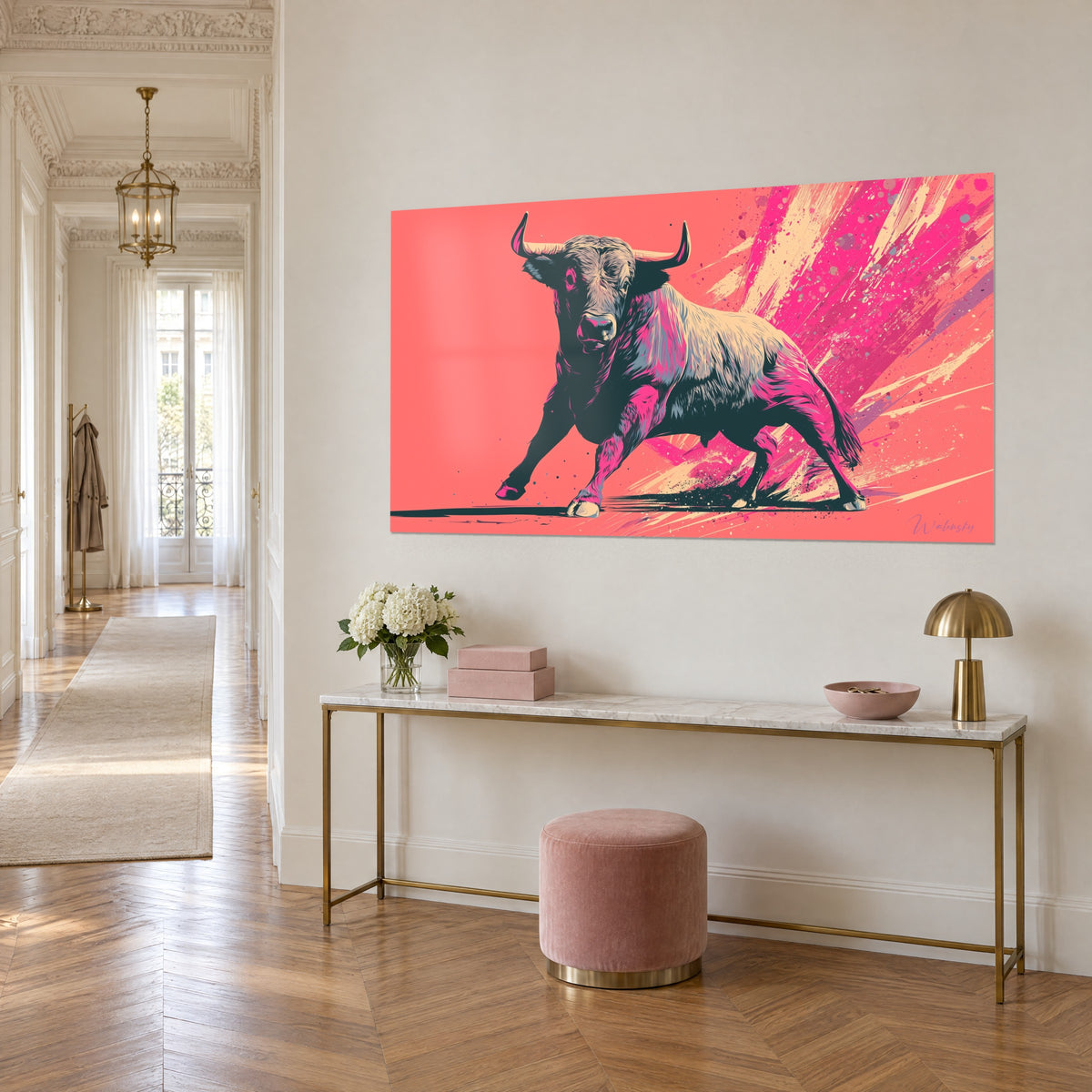 Gemälde massiver Stier mit geschwungenen Hörnern, magentafarbene und cremefarbene Spritzer auf Koralle, langer Schatten, goldene Konsole im Haussmann-Stil