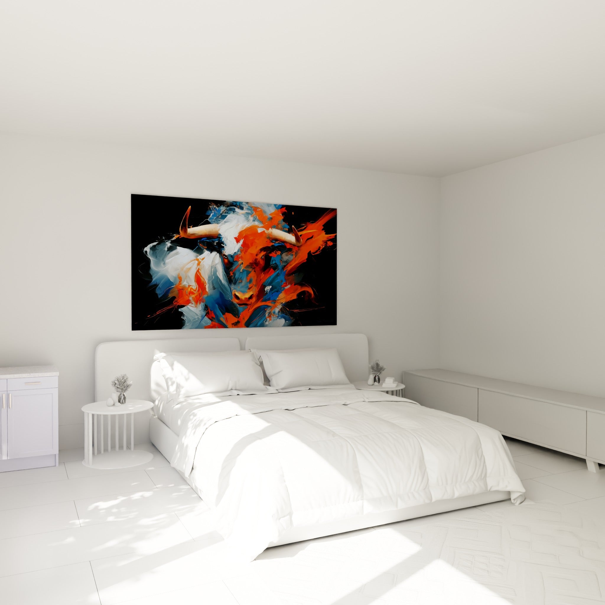 Cornes blanches et touches orange fauve du taureau, au-dessus d'un lit dans une chambre claire
