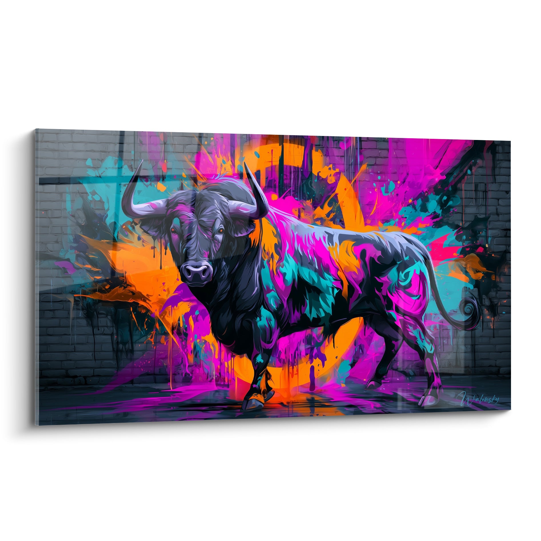 Taureau anthracite aux cornes acérées, éclaboussé de magenta et turquoise sur mur de brique