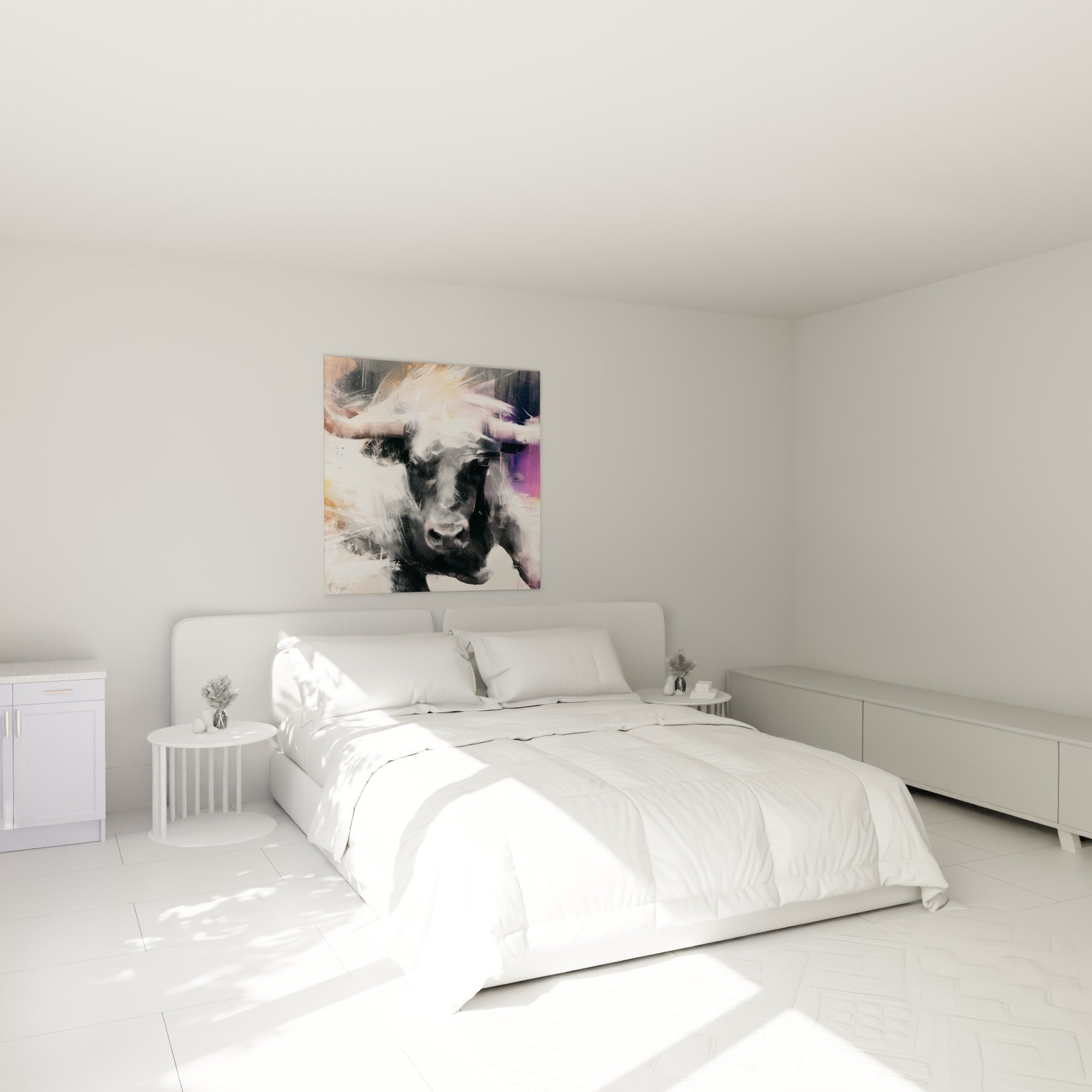 Museau sombre et cornes vaporeuses du Taureau accrochées au-dessus d'un lit dans une chambre claire