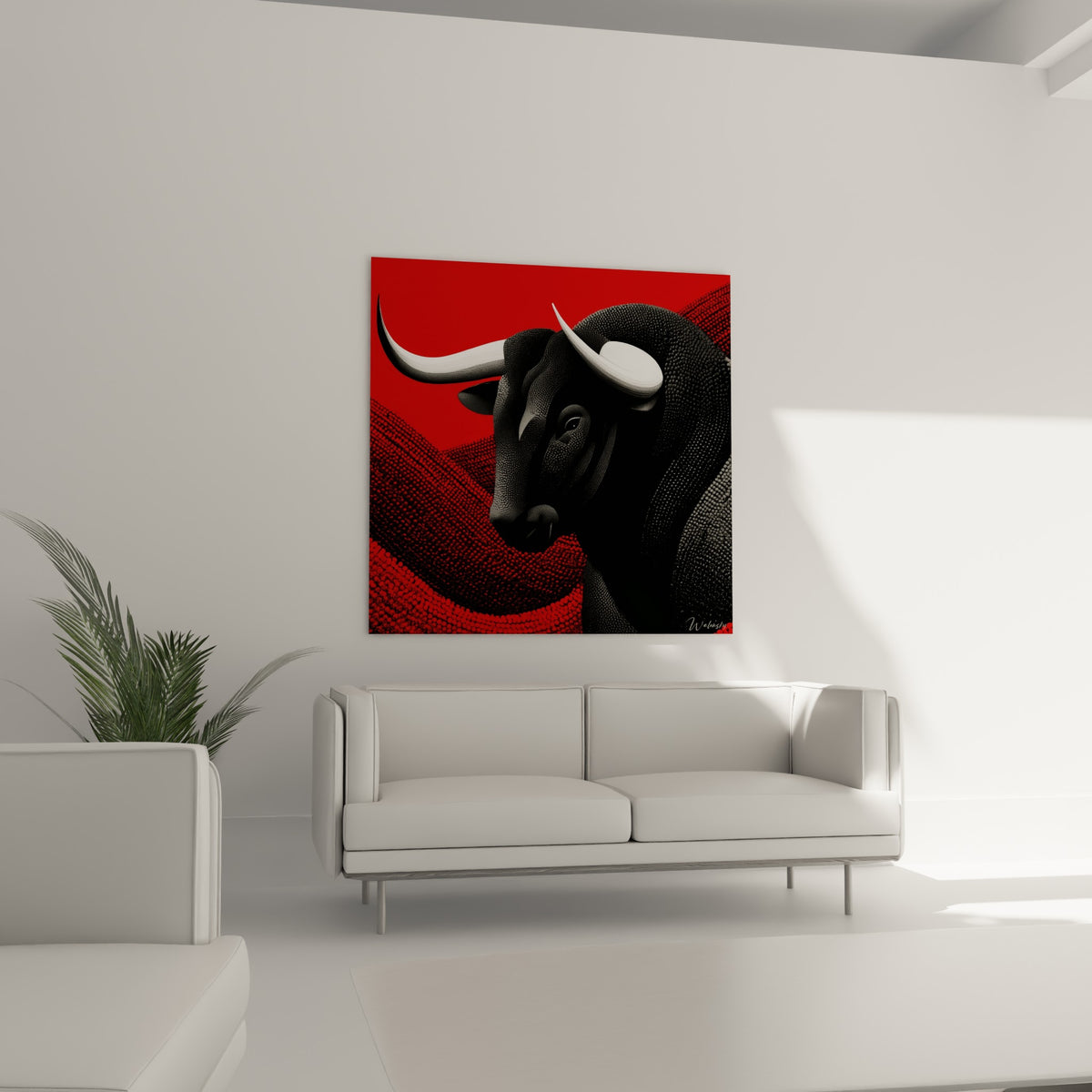 Bovin sombre à cornes blanches sur fond rouge texturé, au-dessus d'un canapé dans un salon lumineux