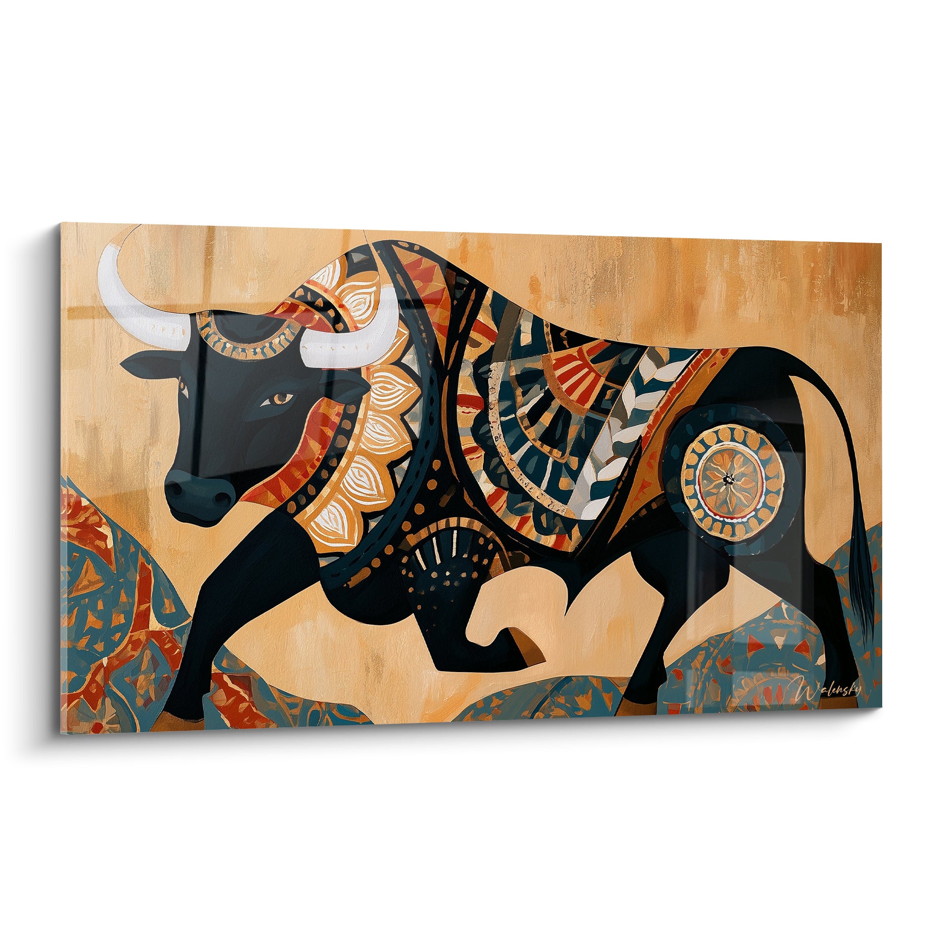 Taureau anthracite orné de motifs ocre et bleu pétrole sur fond sable, silhouette de profil