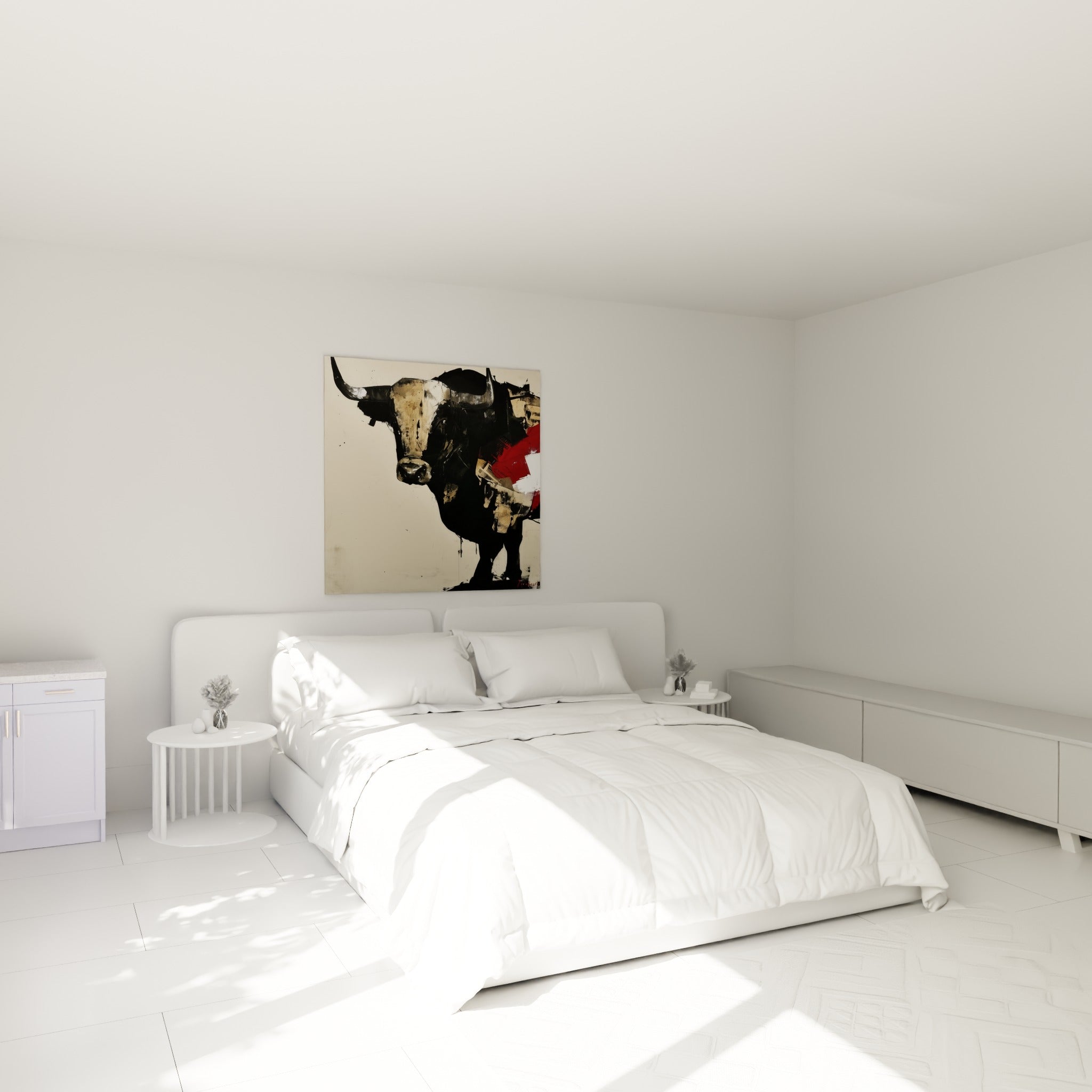Cornes acérées du taureau noir et beige au-dessus d'un lit dans une chambre claire