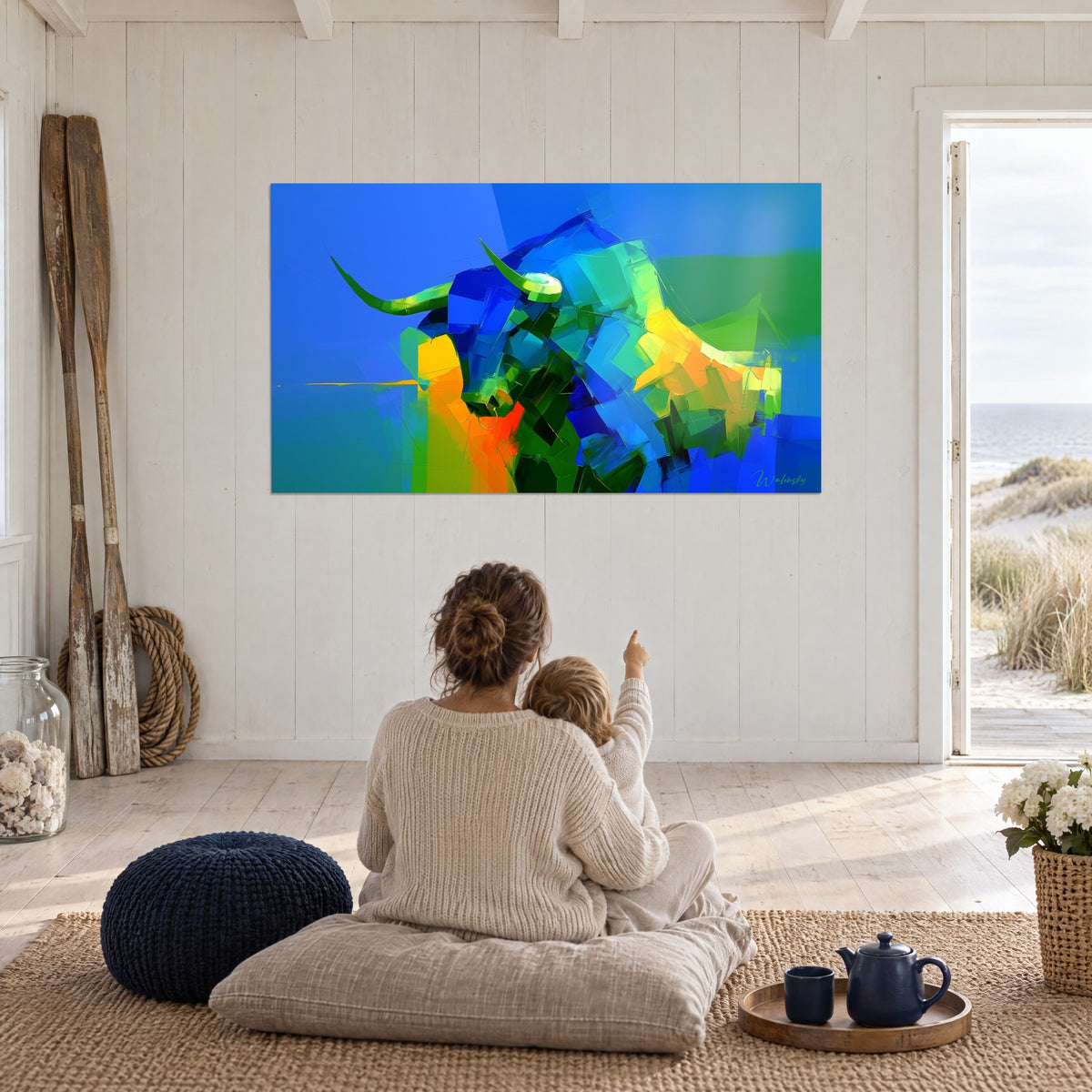 Cuadro de un animal poderoso en mosaico de azul cobalto y amarillo dorado, contemplado por una madre y su hijo sentados en el suelo