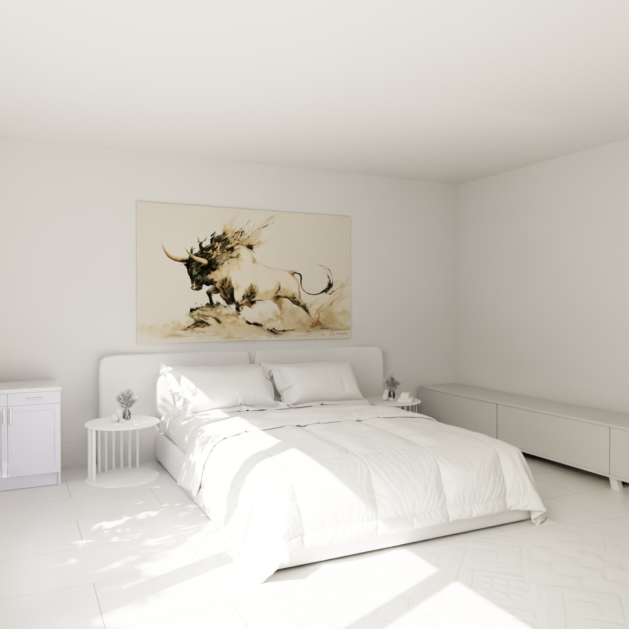 Silhouette fauve du taureau aux cornes claires accrochée au-dessus d'un lit dans une chambre claire