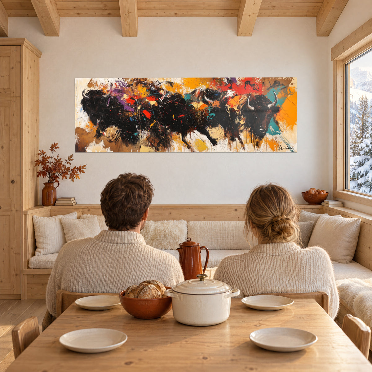Cuadro bestia de cuernos surgiendo de una nube de pintura, negro azabache, amarillo mostaza y rojo, pared blanca de un chalet de montaña