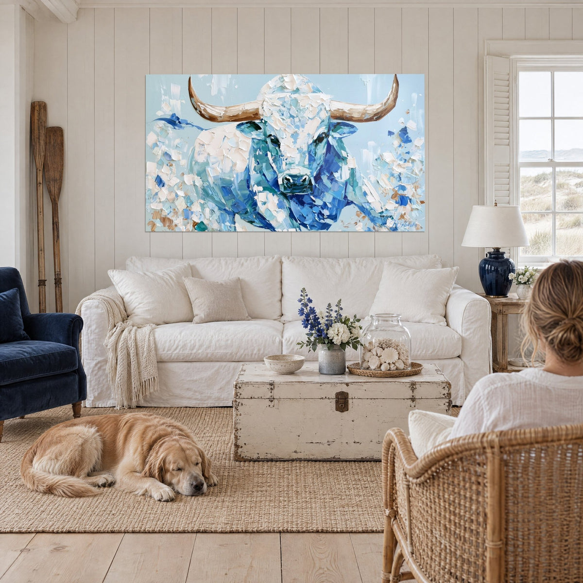 Πίνακας ταύρος longhorn σε αποχρώσεις μπλε παγετώνα και κρεμ λευκού, καφέ κέρατα, πάνω από καναπέ σε φωτεινό σαλόνι