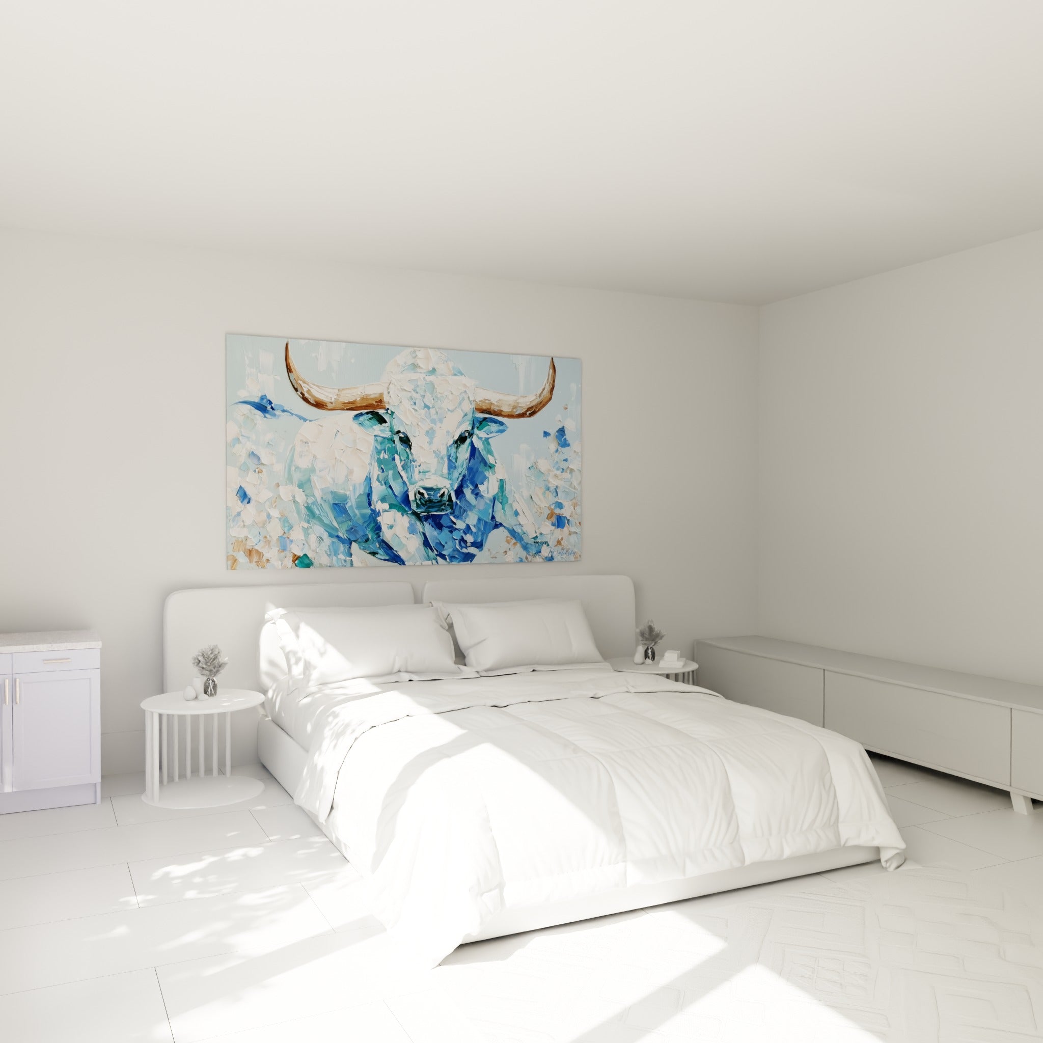 Longhorn bleu marine et blanc nacré accroché au-dessus d'un lit dans une chambre claire et épurée