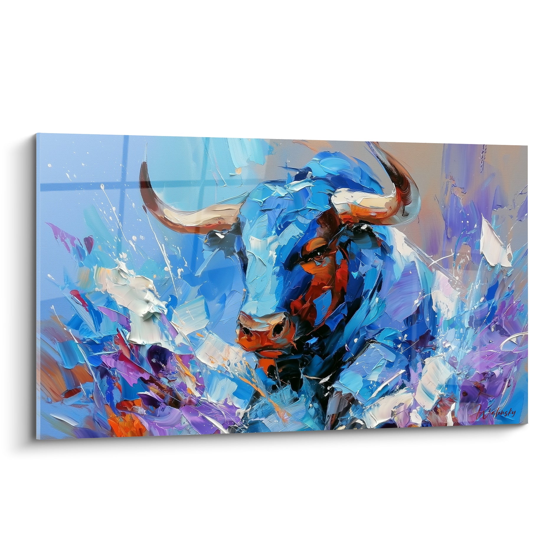 Taureau bleu et blanc peint au couteau, cornes déployées, regard perçant orangé et violet