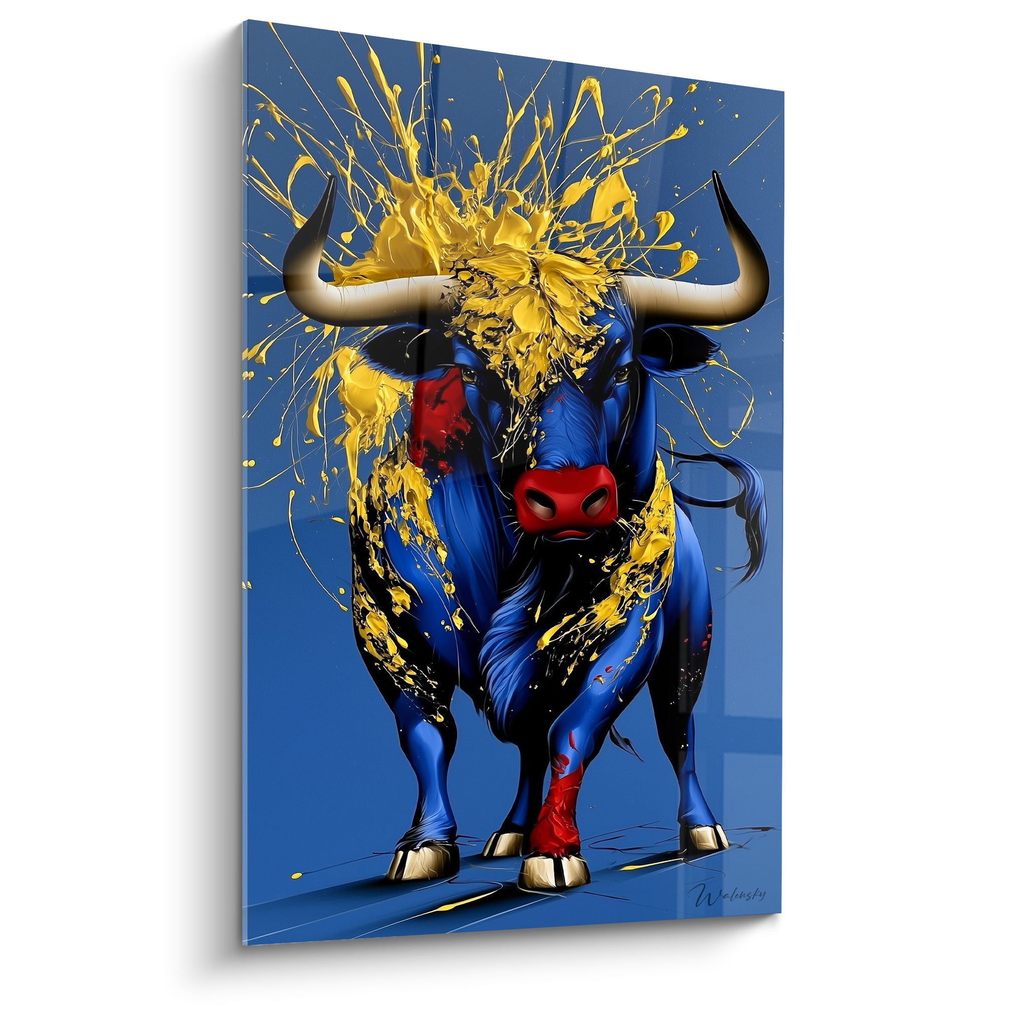 Taureau bleu électrique aux cornes éclaboussées de doré et museau rouge vif, fond bleu profond