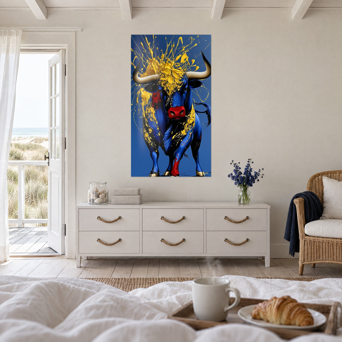 Schilderij van een nachtblauw gehoornd dier met gele spatten en scharlakenrode snuit, boven een bed in een lichte slaapkamer