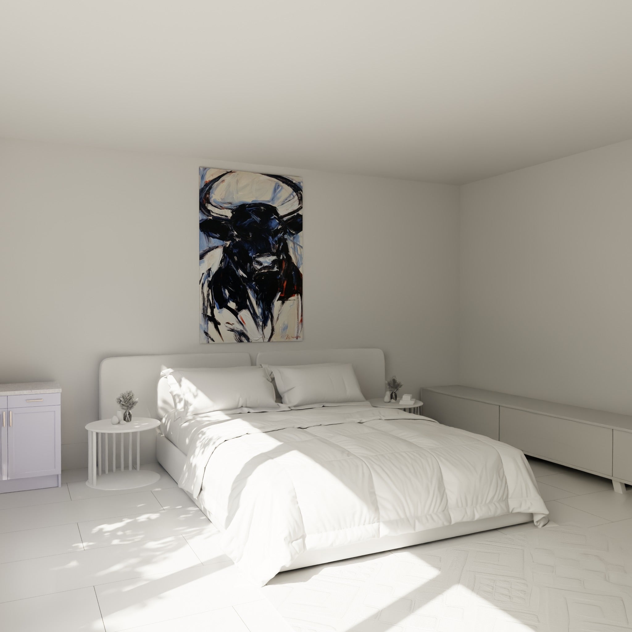 Cette tête de taureau noir et ocre orne le mur au-dessus d'un lit dans une chambre claire