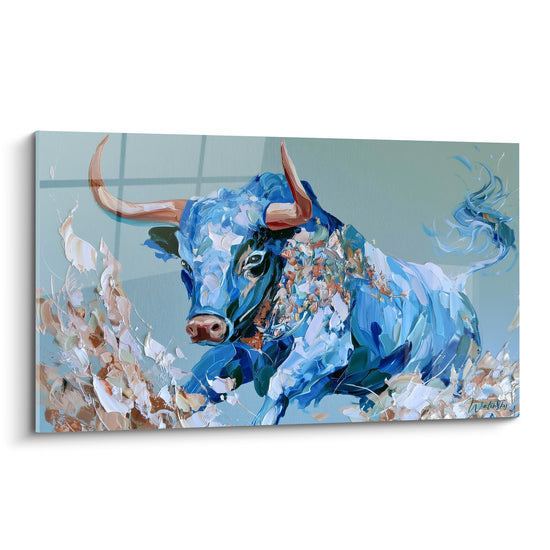 Taureau bleu marine et blanc cassé chargeant, cornes claires dressées, matière peinte au couteau