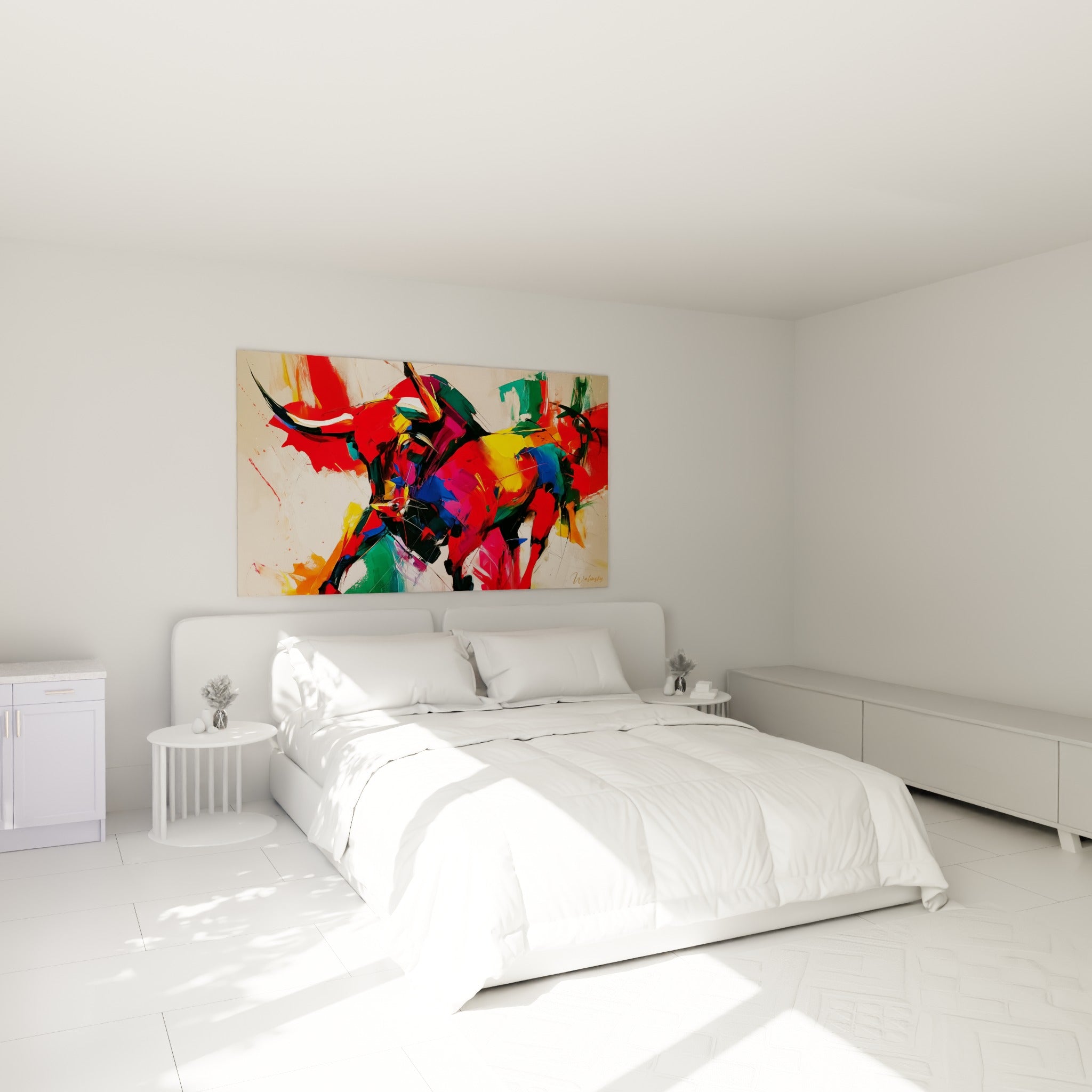 Silhouette de taureau rouge et jaune vif accrochée au-dessus d'un lit dans une chambre claire