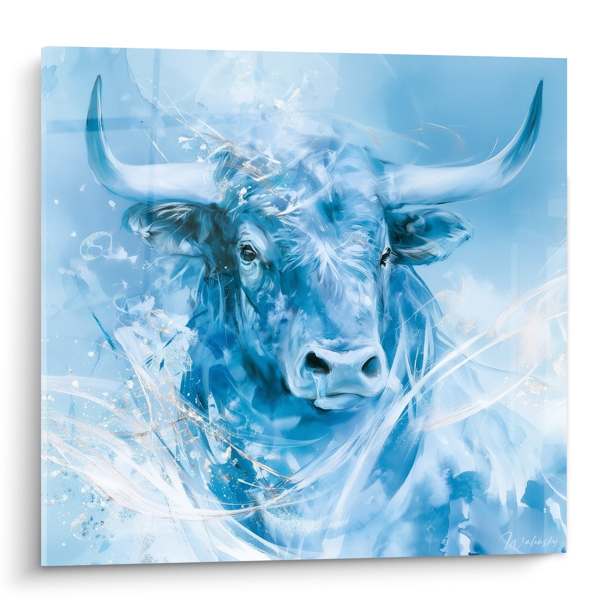 Taureau bleu marine et blanc au regard perçant, cornes givrées et volutes argentées