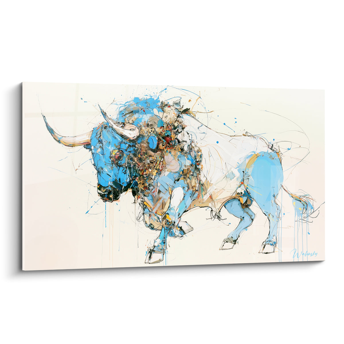 Taureau bleu pastel et doré en charge, cornes blanches, fond ivoire épuré