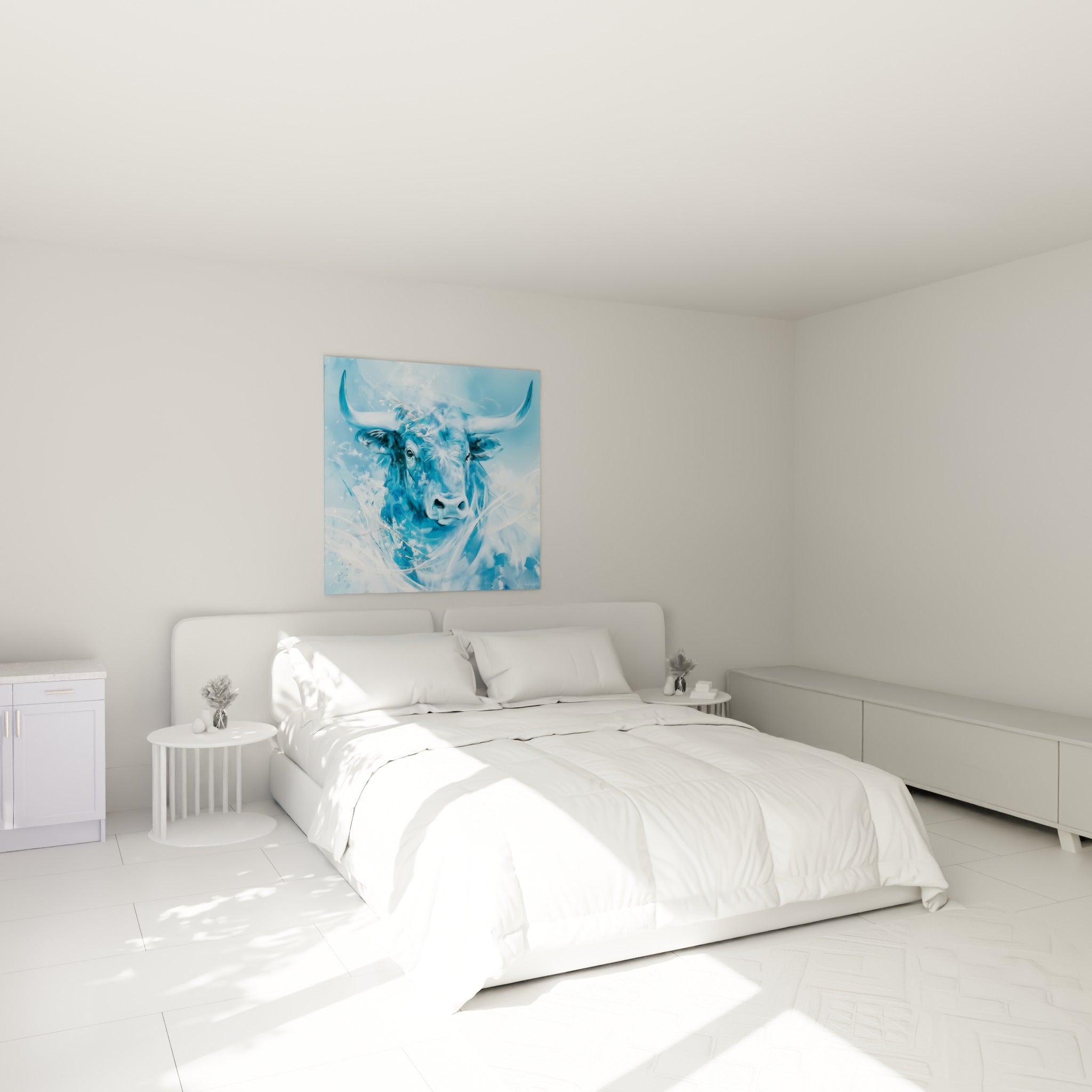Museau bleu ciel et cornes blanches du taureau au-dessus d'un lit dans une chambre claire