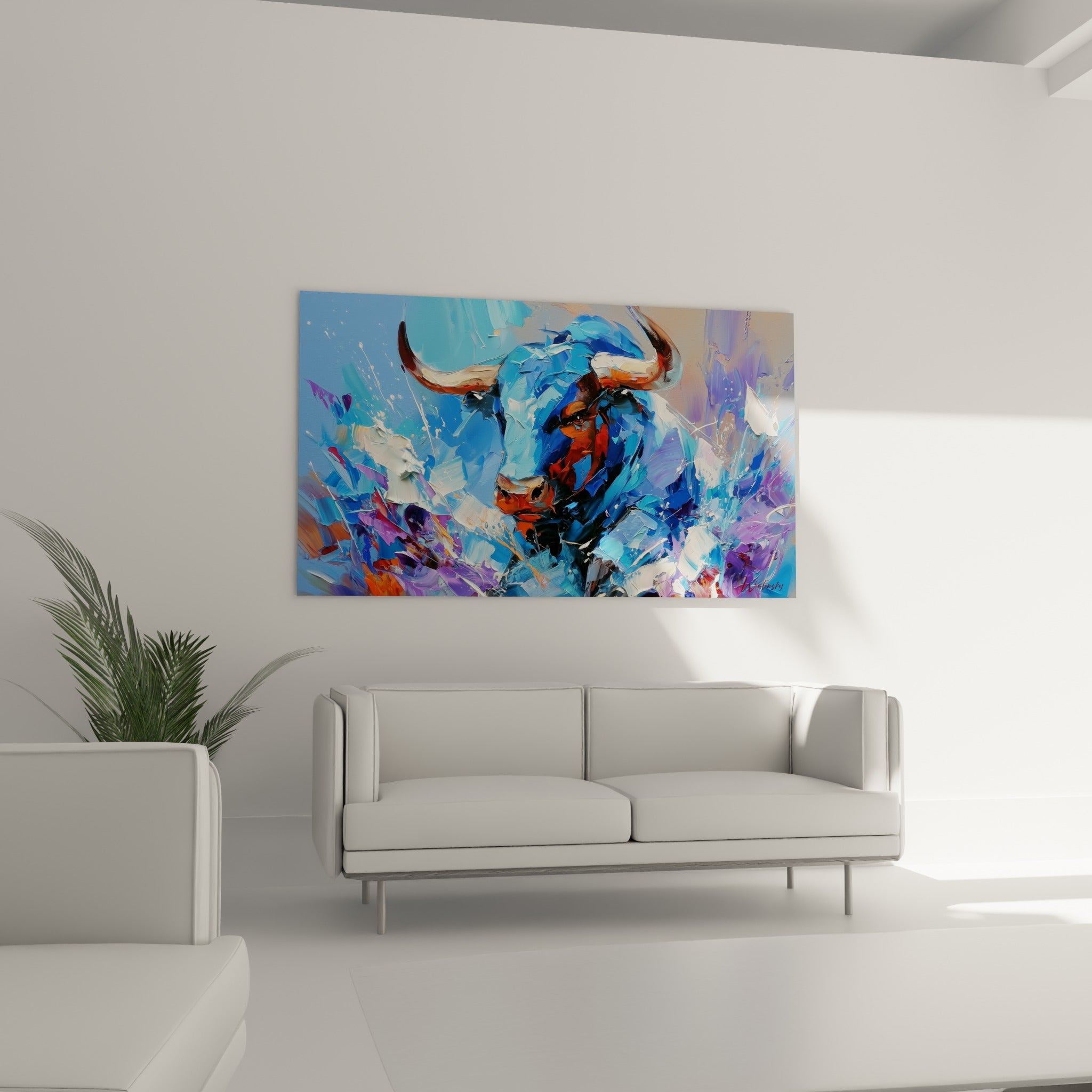 Cornes blanches du taureau se détachant sur fond bleu pastel au-dessus d'un canapé dans un salon lumineux