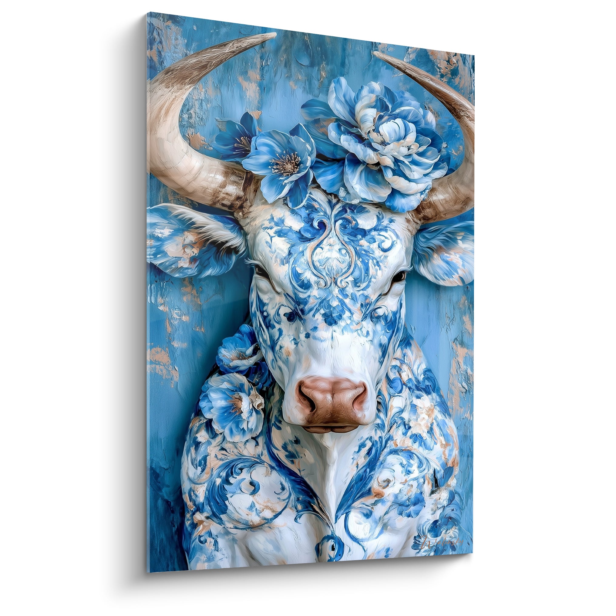 Taureau blanc aux motifs bleu marine et fleurs bleu pastel, cornes ivoire, style porcelaine peinte