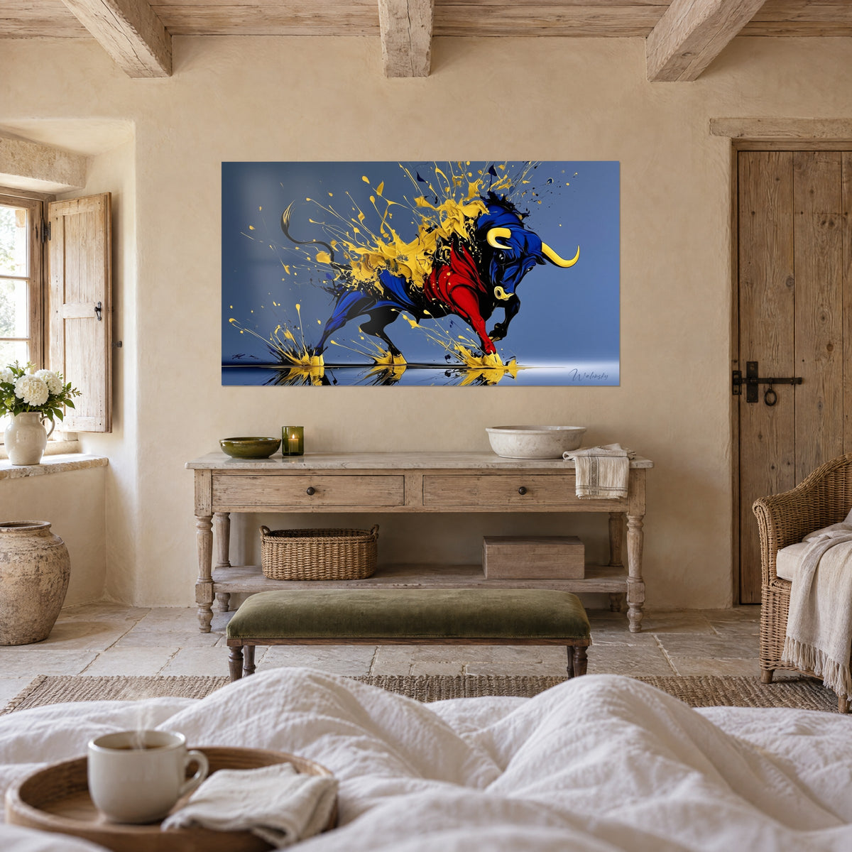 Gemälde angreifender Stier in Königsblau und leuchtendem Rot, goldene Spritzer, Spiegelung auf dem Spiegelboden, über einem Bett in einem hellen Schlafzimmer